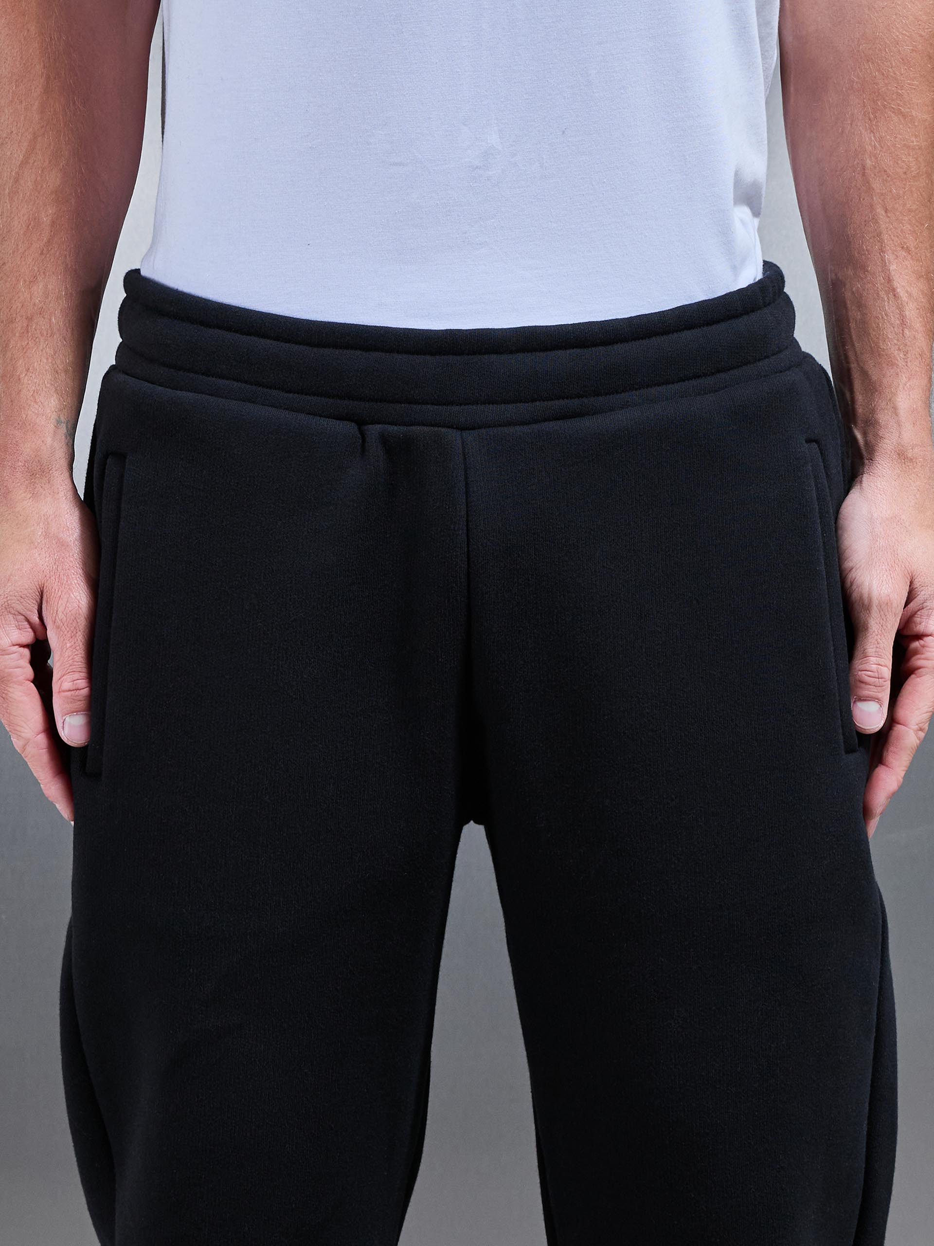 Mens Relaxed Fit Straight Leg Jogger in Black
