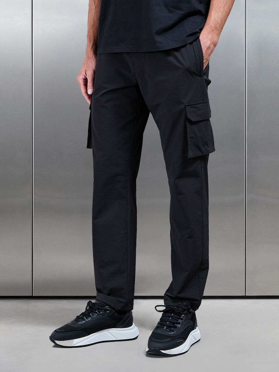 Mens Relaxed Fit Utility Cargo Pant in Black