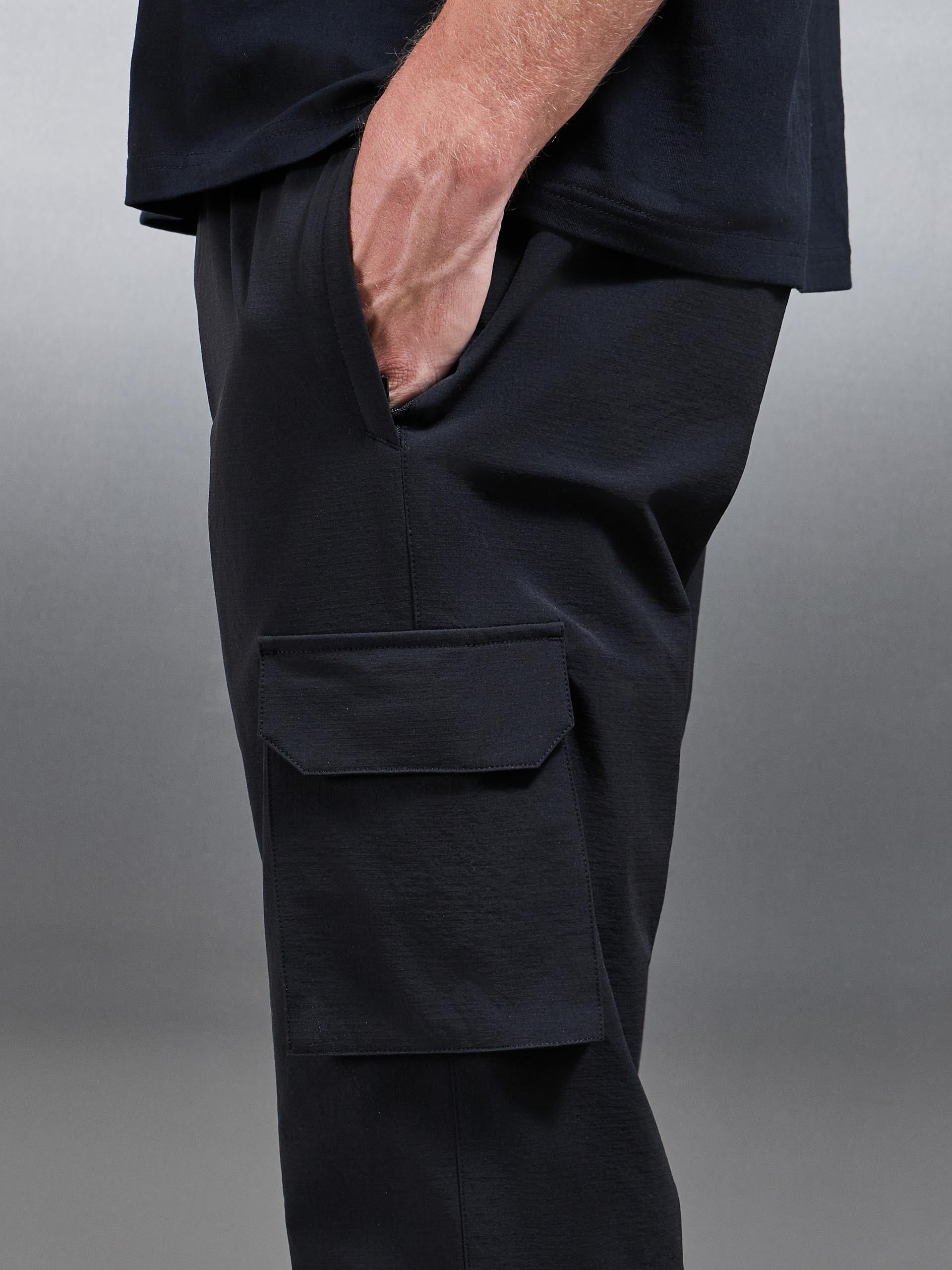 Mens Relaxed Fit Utility Cargo Pant in Black