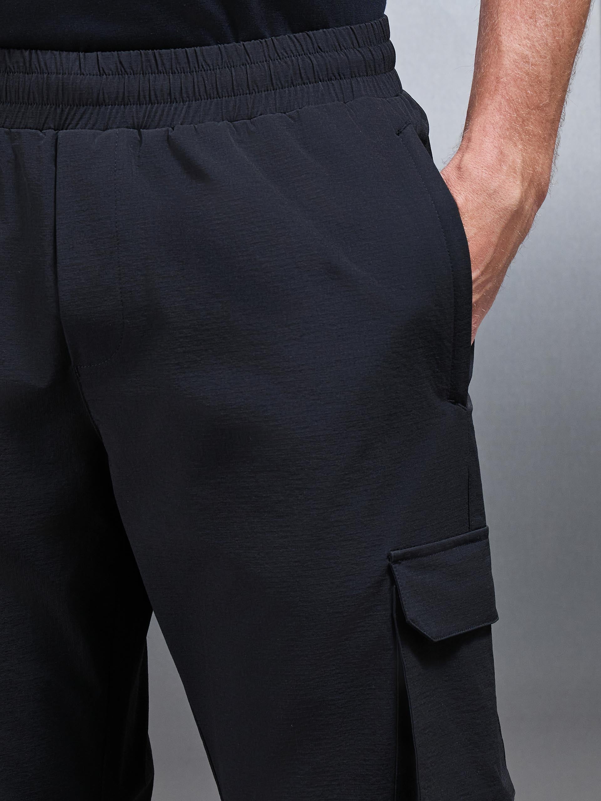 Mens Relaxed Fit Utility Cargo Pant in Black