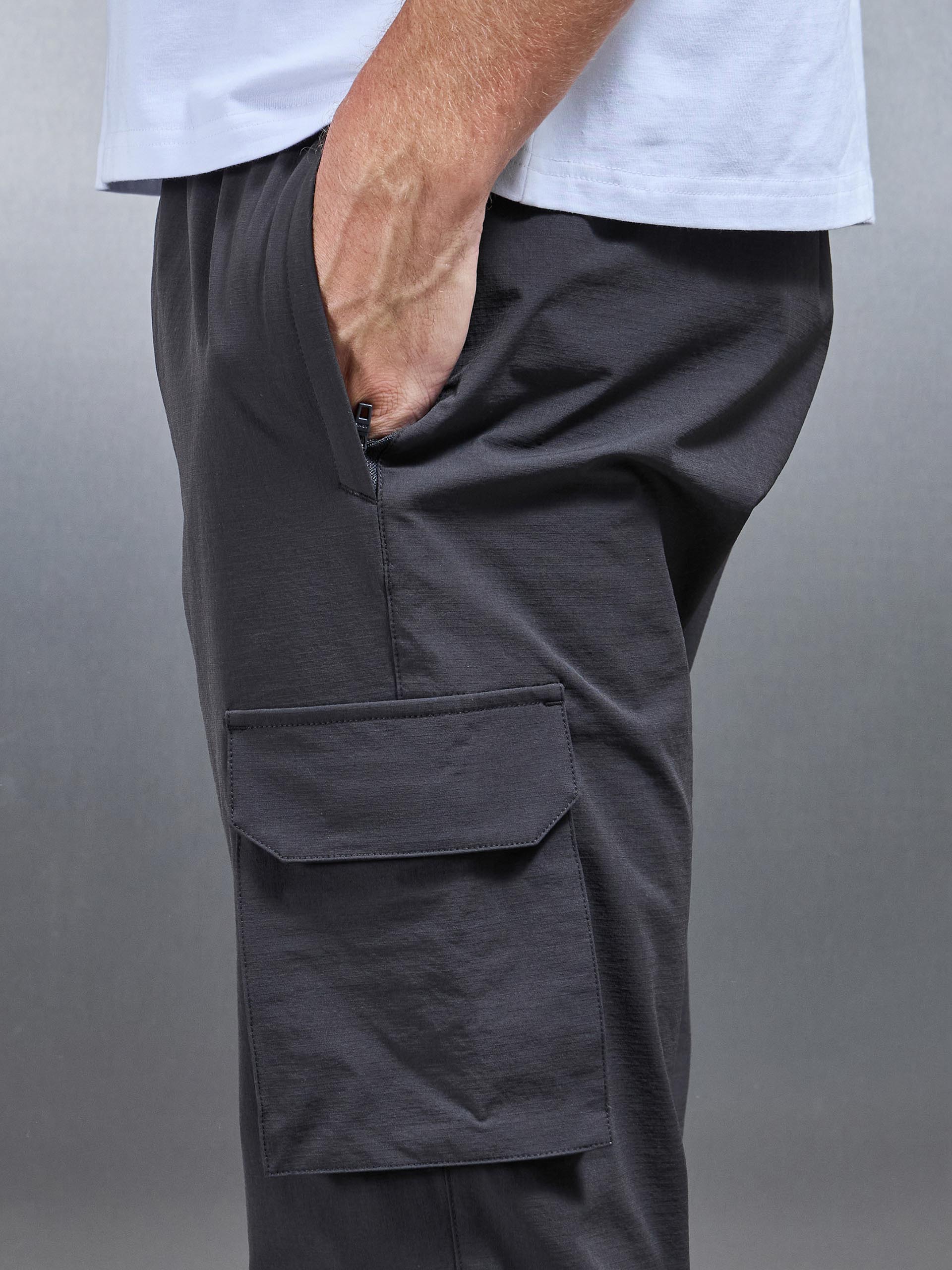 Mens Relaxed Fit Utility Cargo Pant in Grey