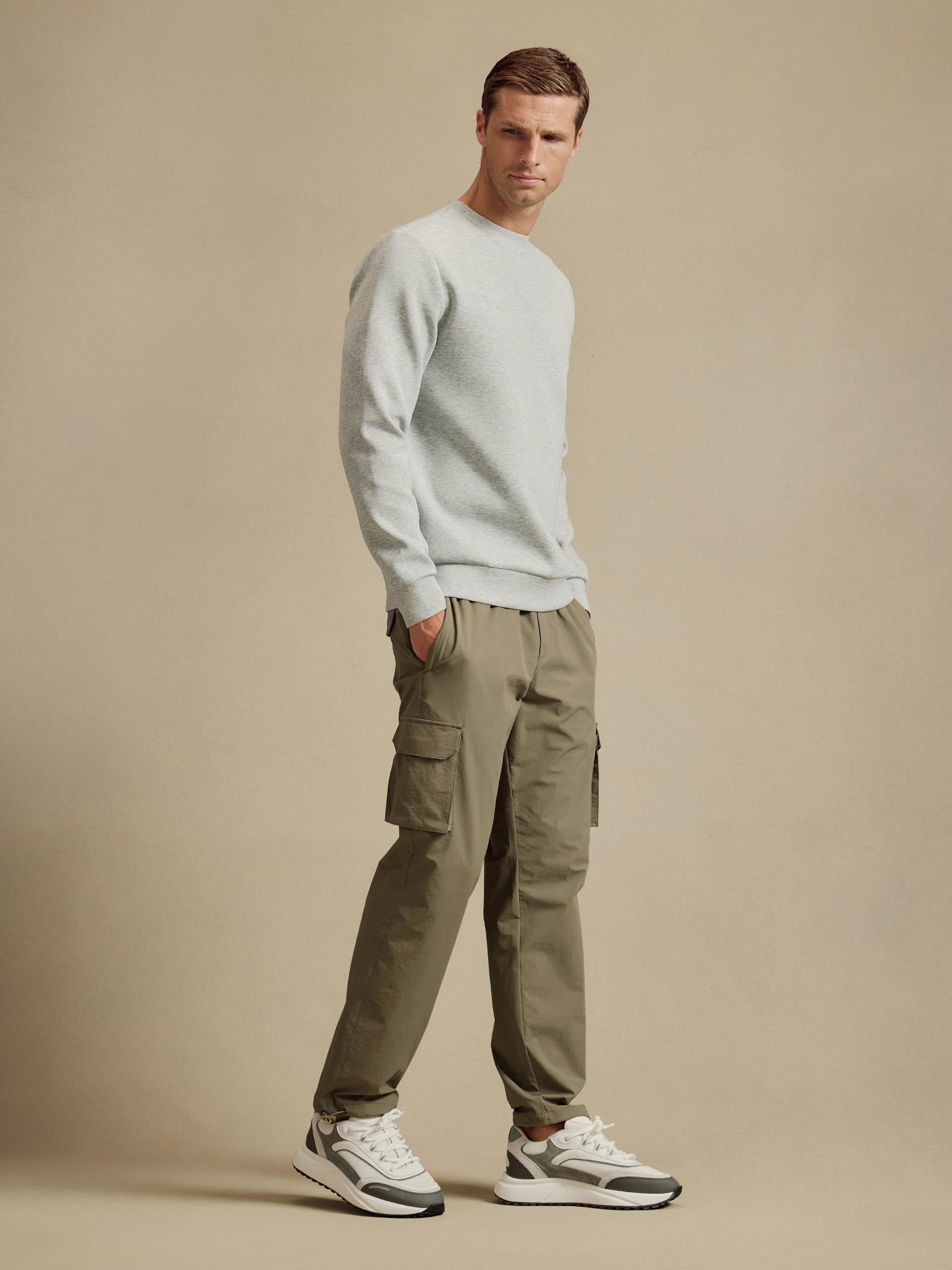 Mens Relaxed Fit Utility Cargo Pant in Olive