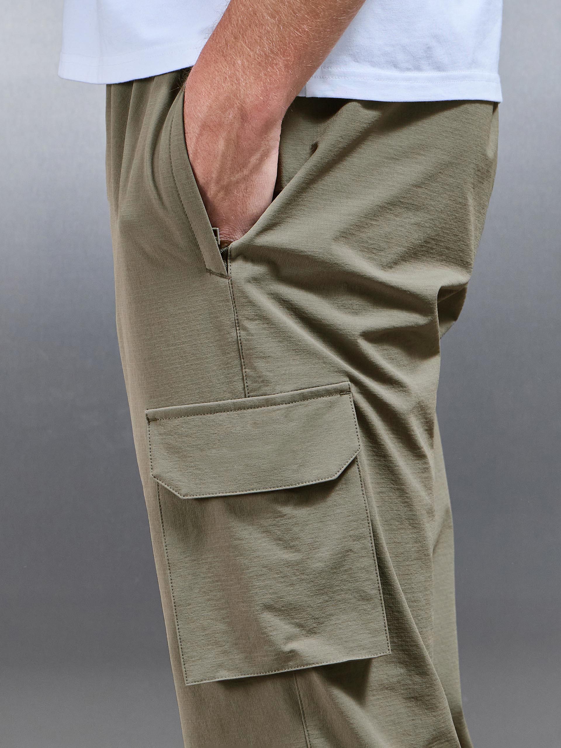 Mens Relaxed Fit Utility Cargo Pant in Olive
