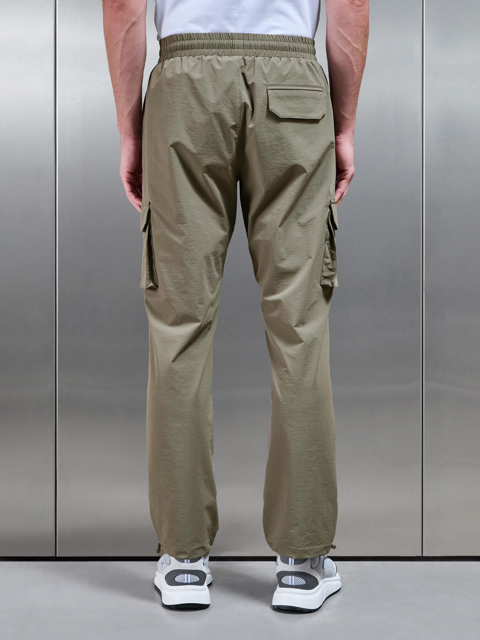Mens Relaxed Fit Utility Cargo Pant in Olive