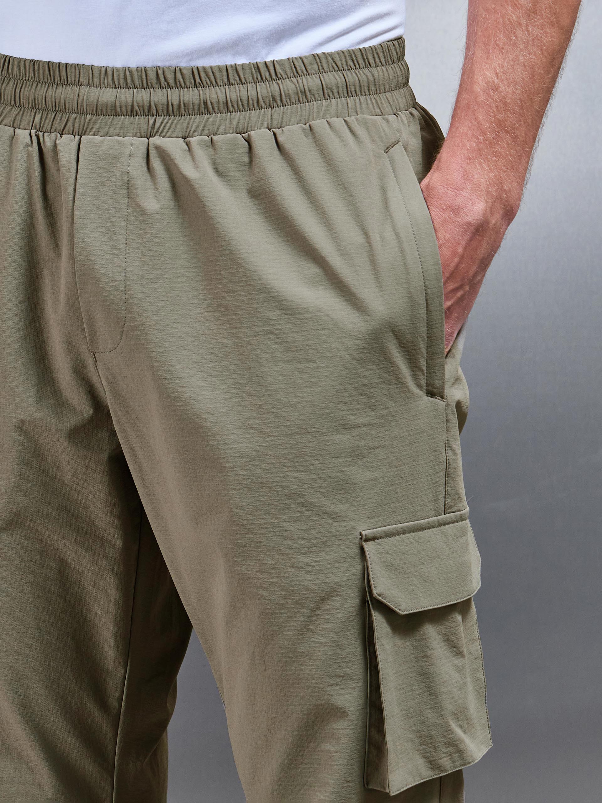Mens Relaxed Fit Utility Cargo Pant in Olive