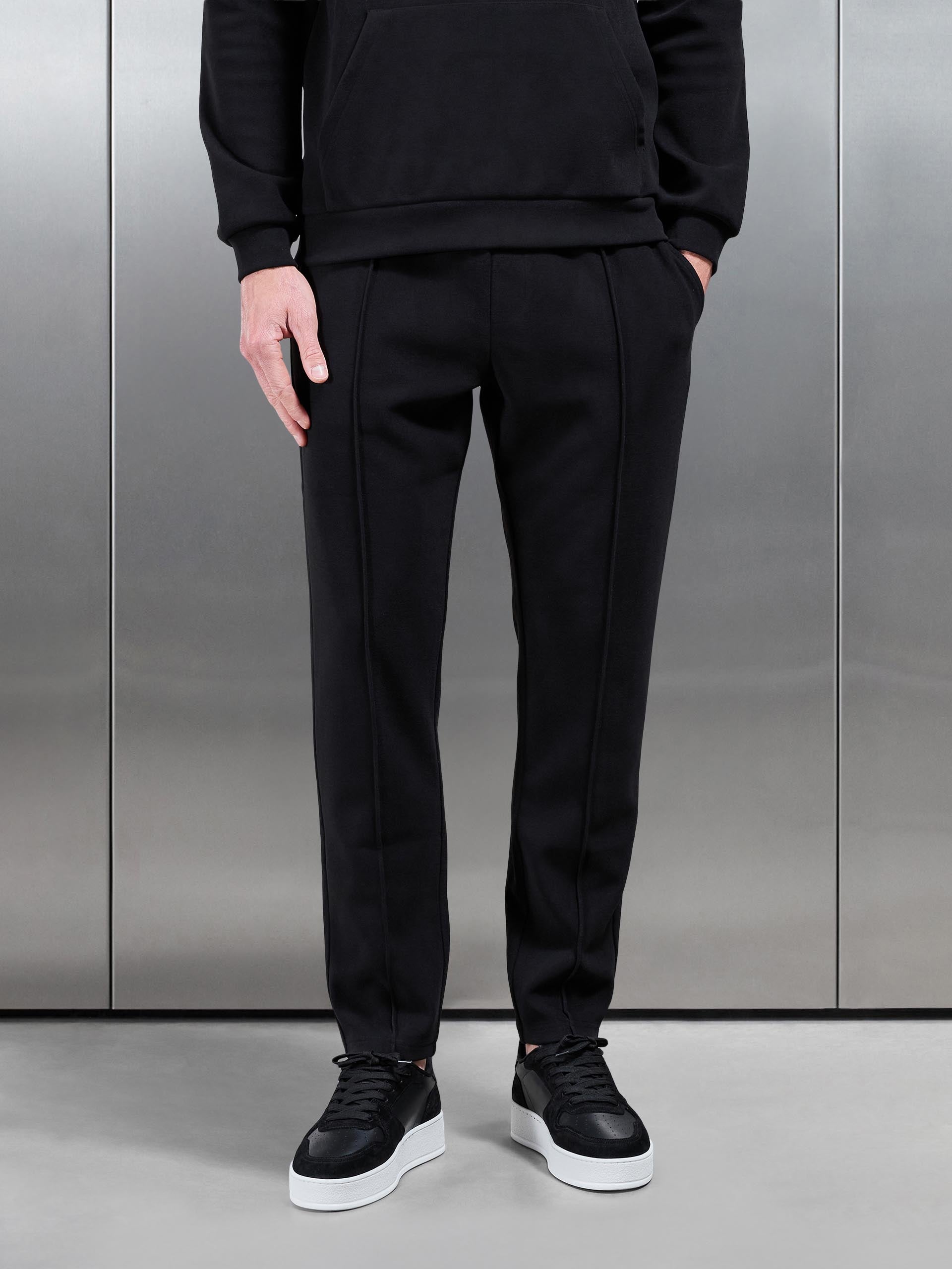 Mens Slim Fit Knitted Jogger in Black