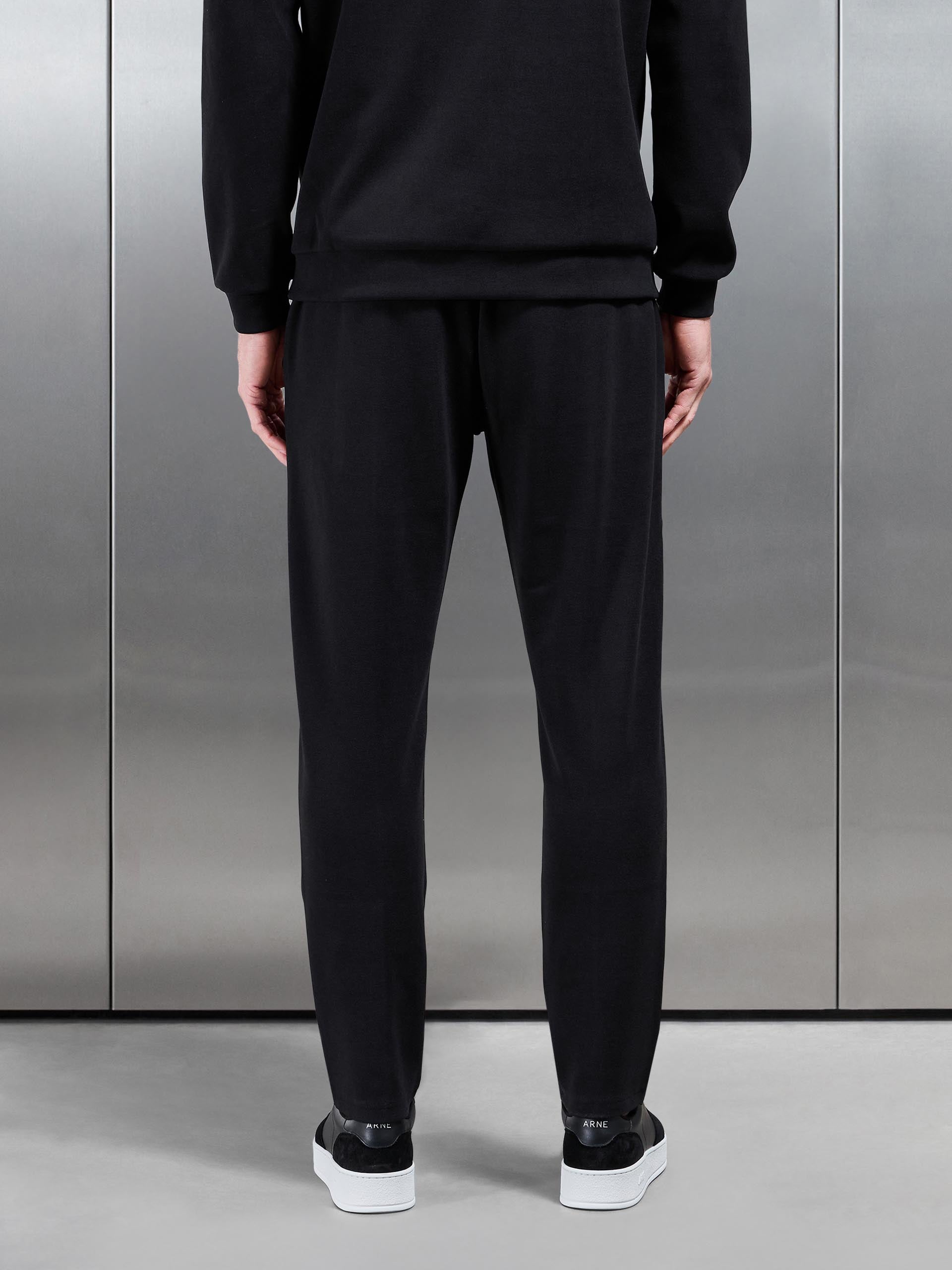 Mens Slim Fit Knitted Jogger in Black