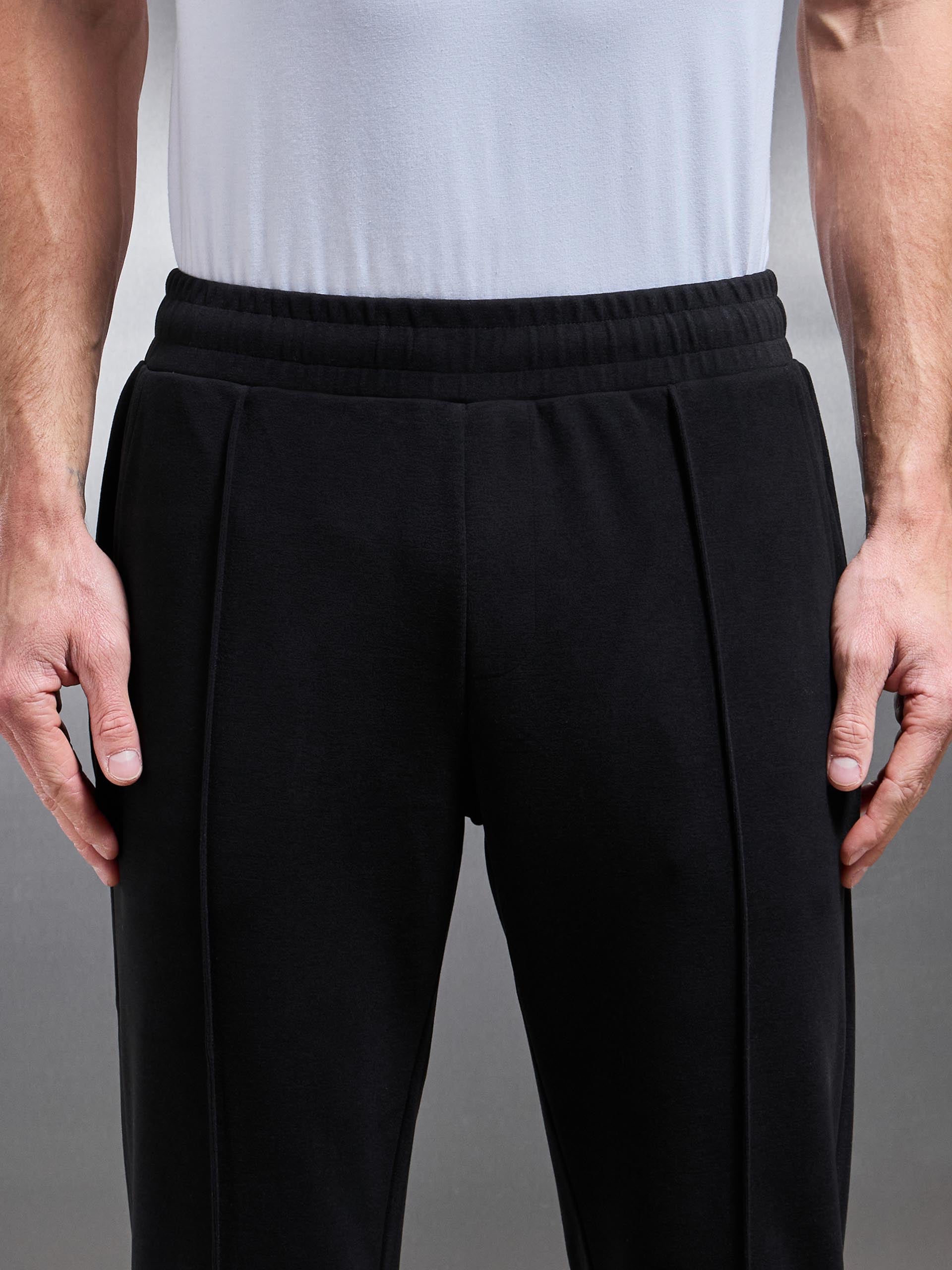 Mens Slim Fit Knitted Jogger in Black
