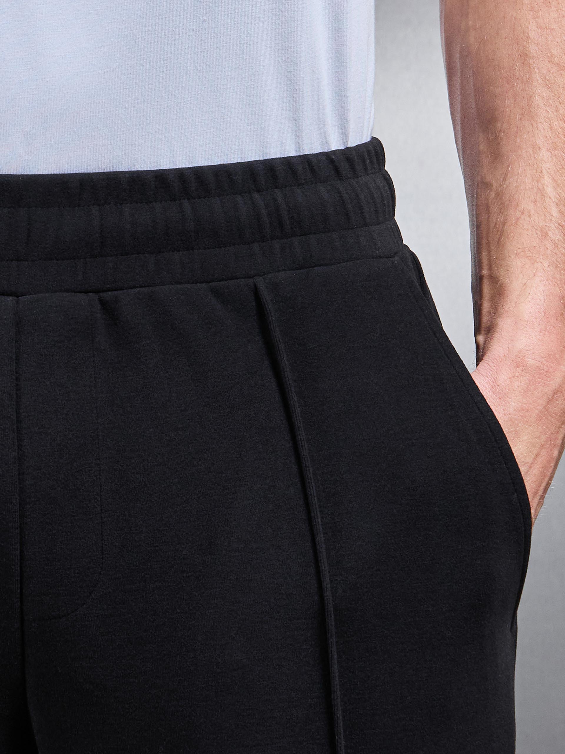 Mens Slim Fit Knitted Jogger in Black