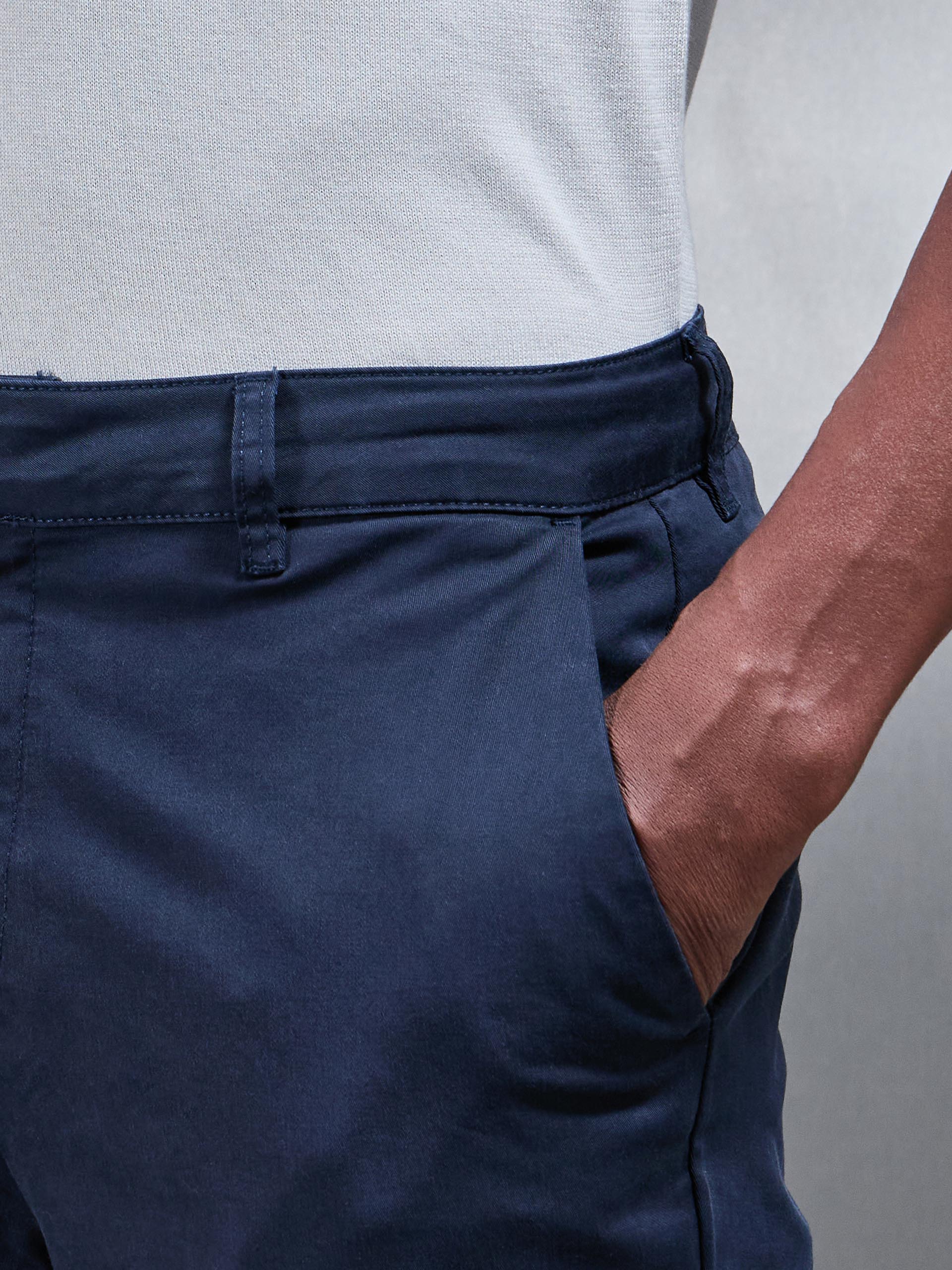 Mens Slim Fit Tailored Chino Trouser in Navy