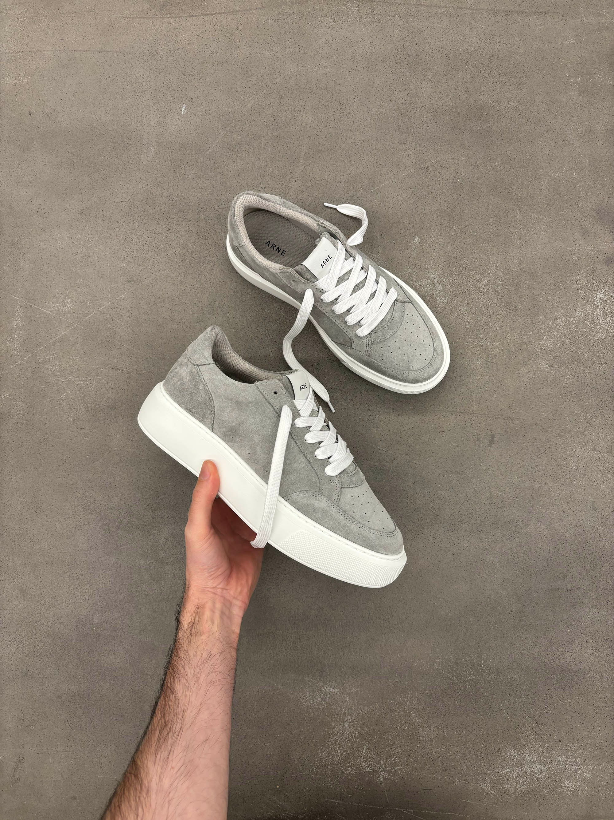 Mens Suede Court 2.0 Trainer in Grey