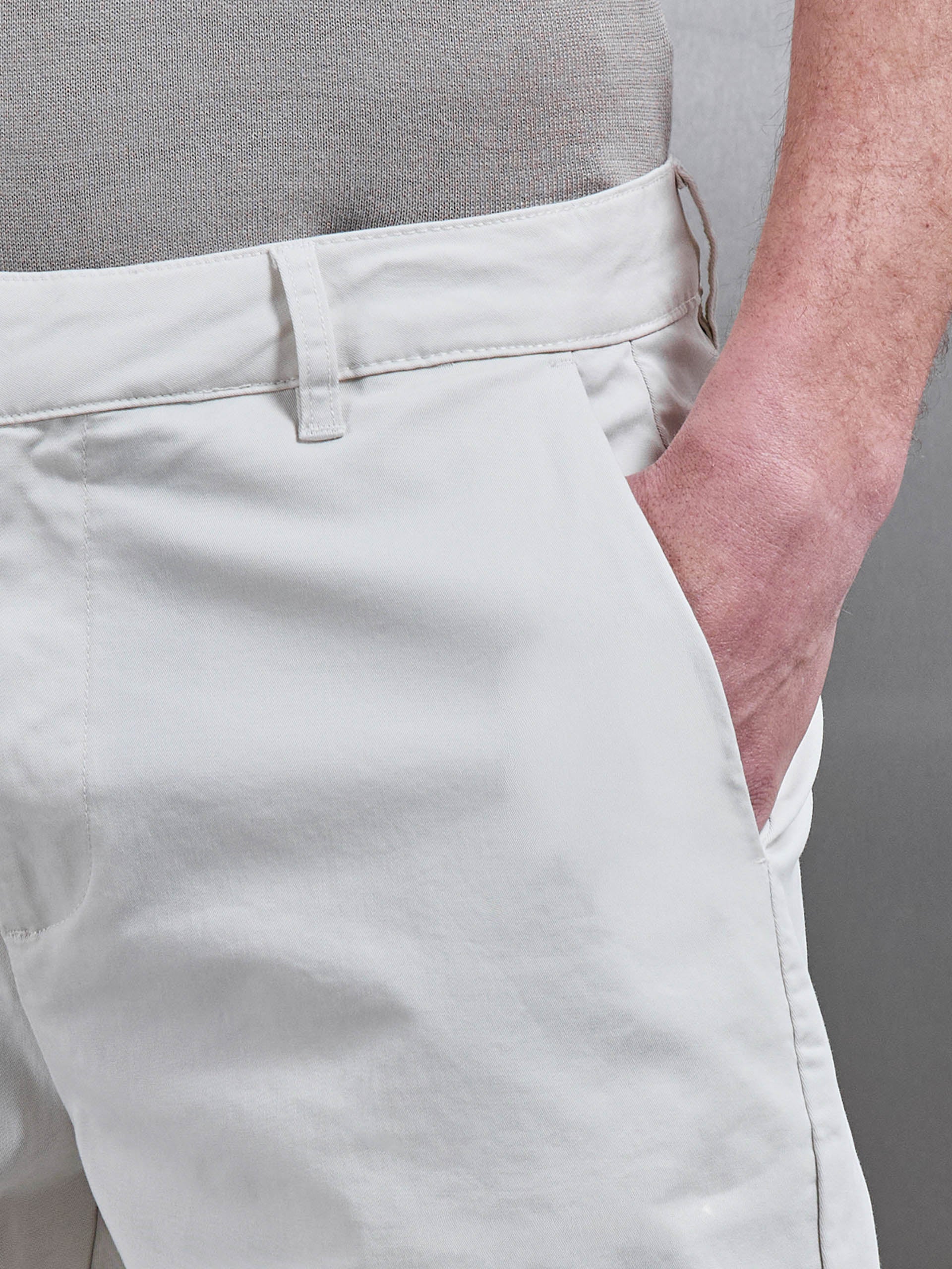 Mens Tailored Chino Short in Off White