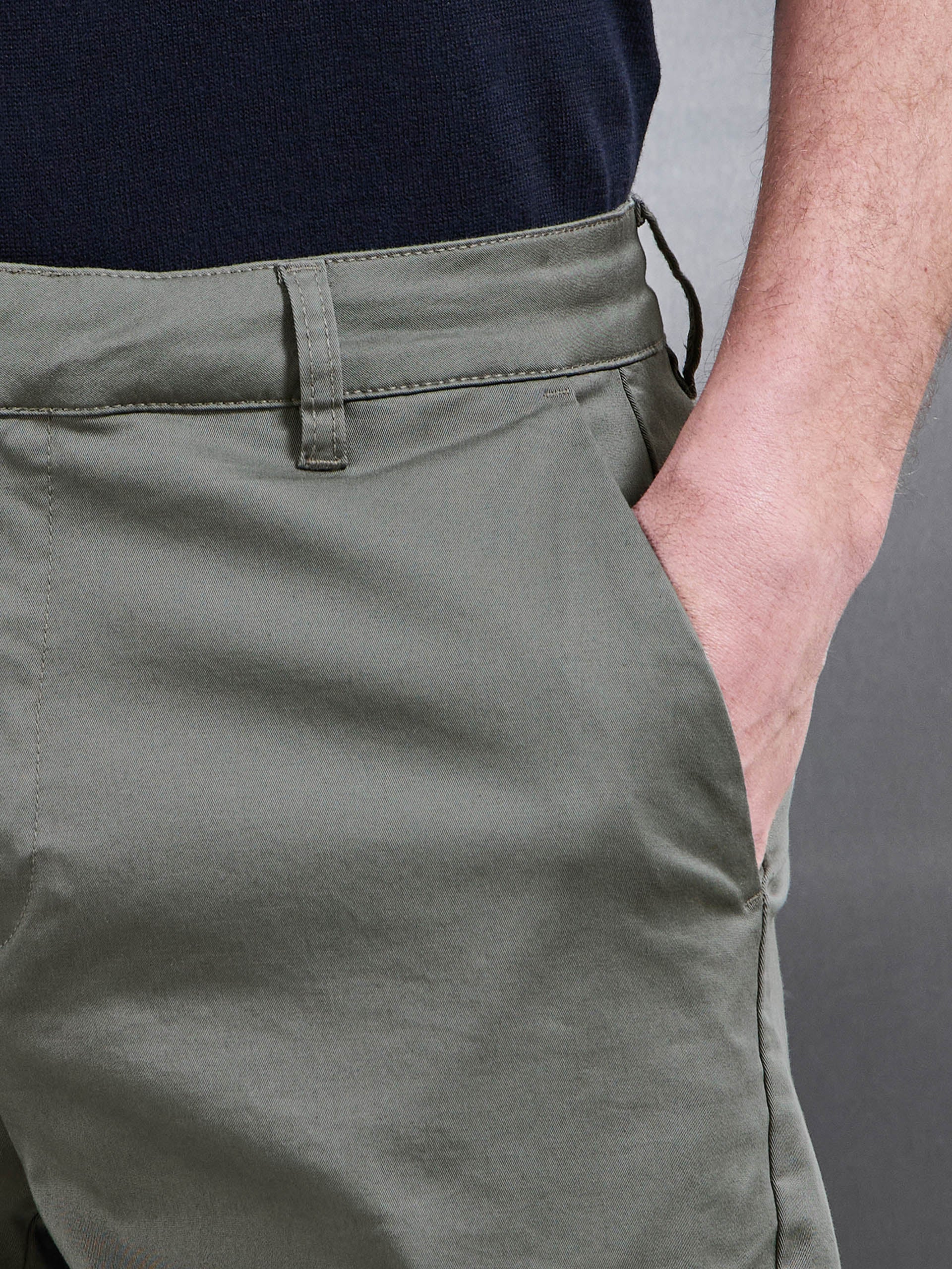 Mens Tailored Chino Short in Olive