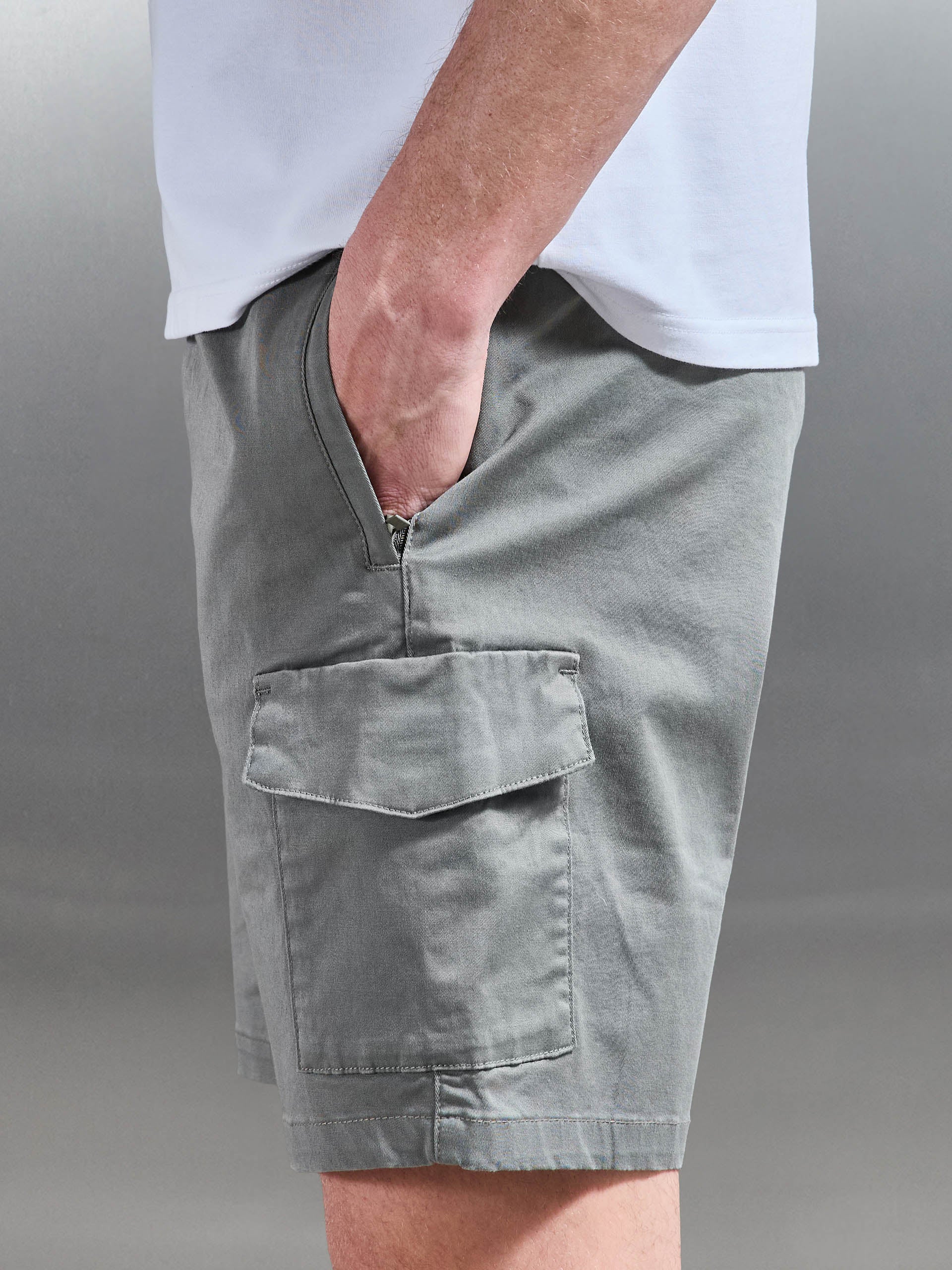 Mens Tailored Drawstring Cargo Short in Olive