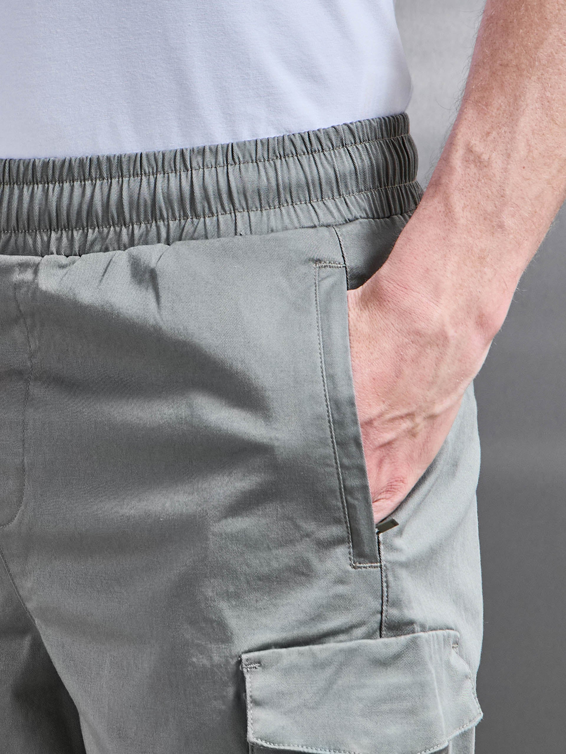 Mens Tailored Drawstring Cargo Short in Olive
