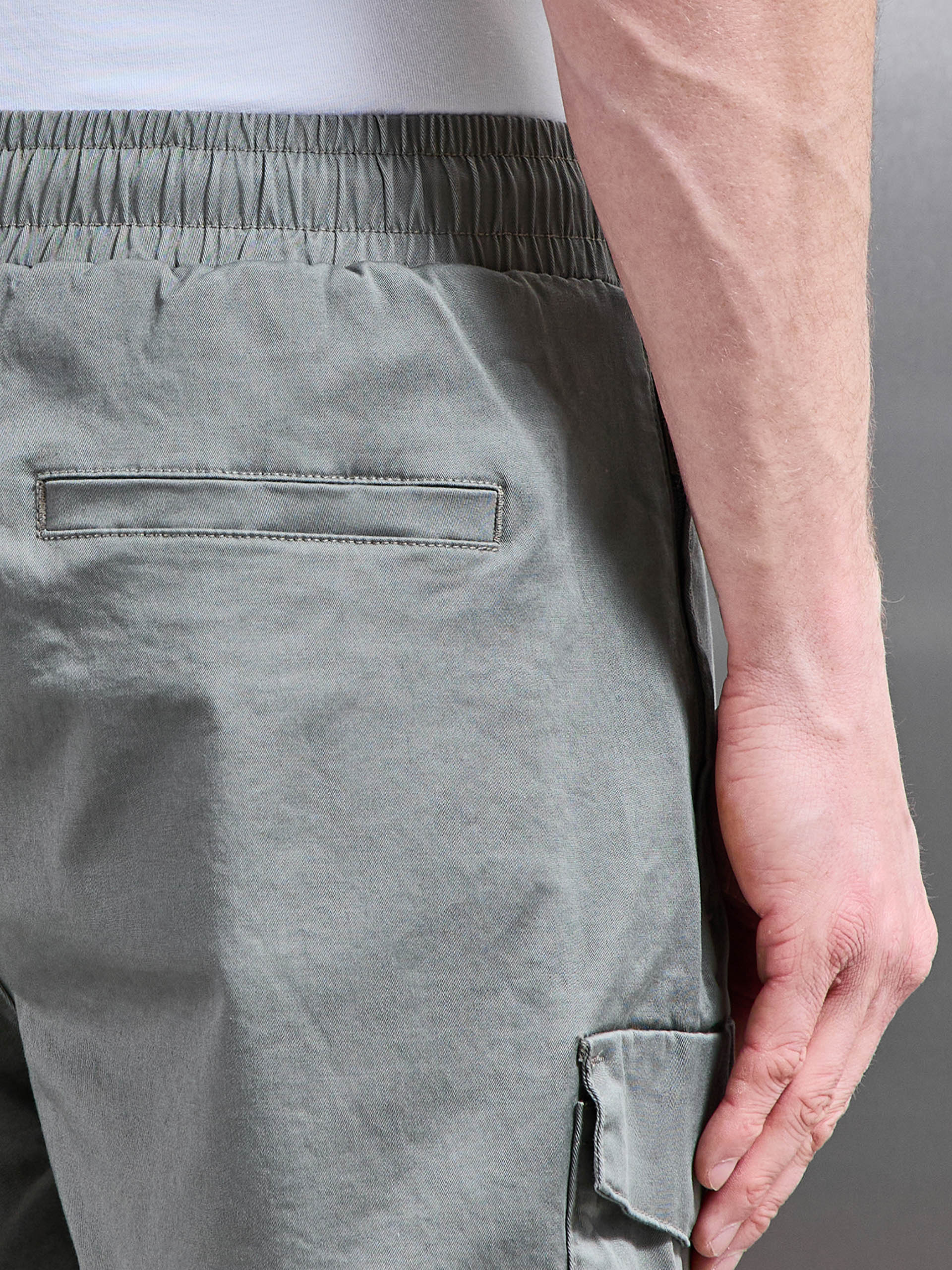 Mens Tailored Drawstring Cargo Short in Olive