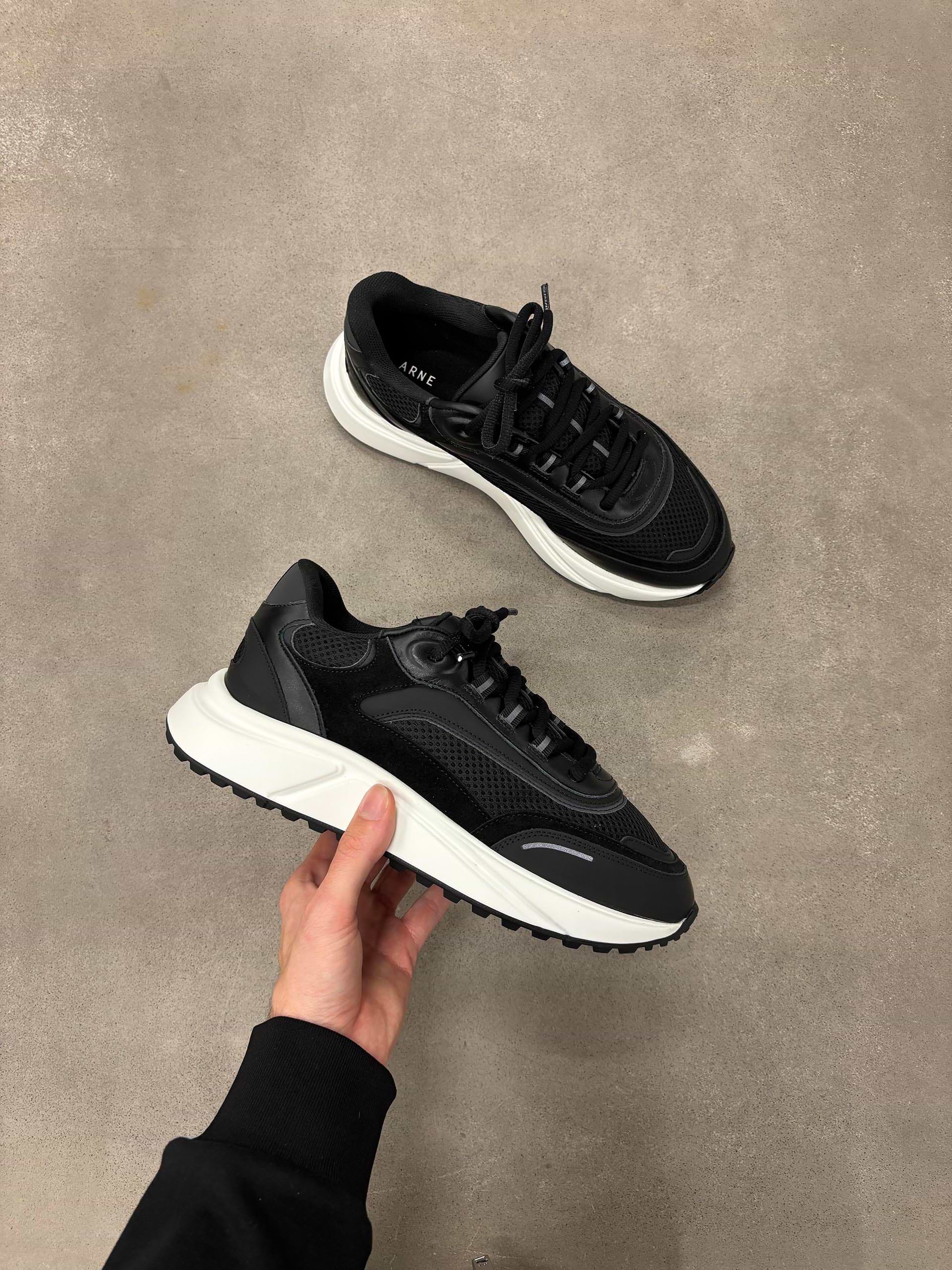 Technical Runner 2.0 in Midnight Black