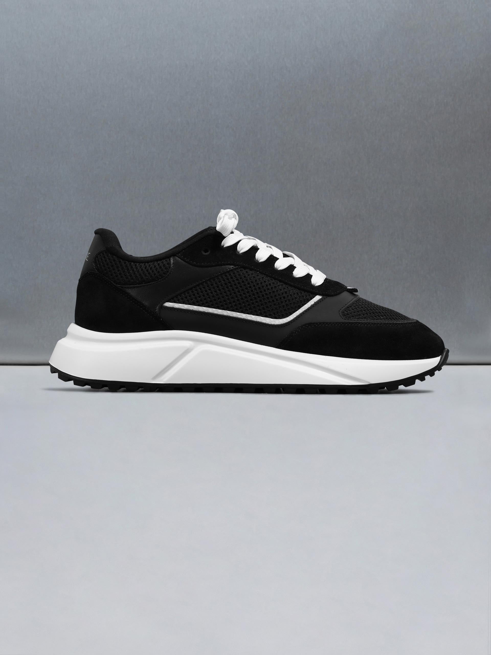 Mens Technical Runner in Black 2.0