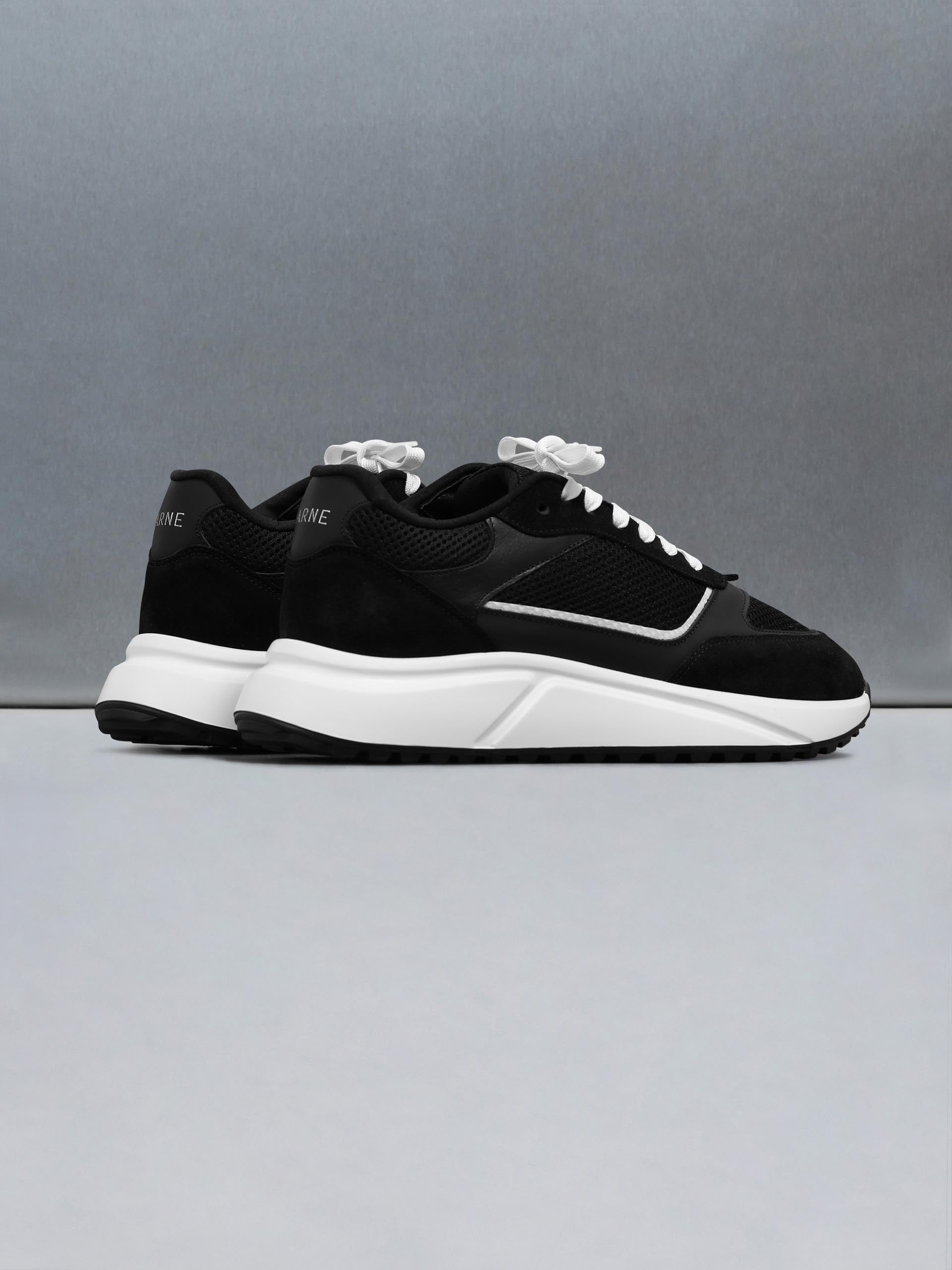 Mens Technical Runner in Black 2.0
