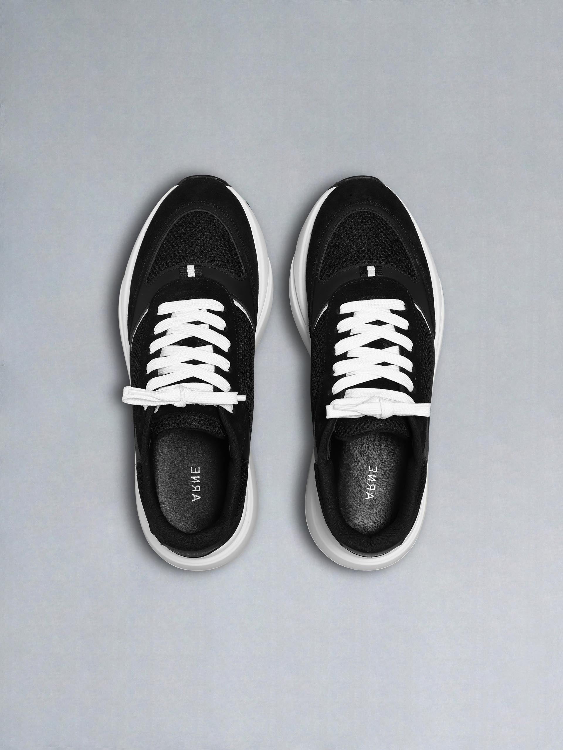 Mens Technical Runner in Black 2.0