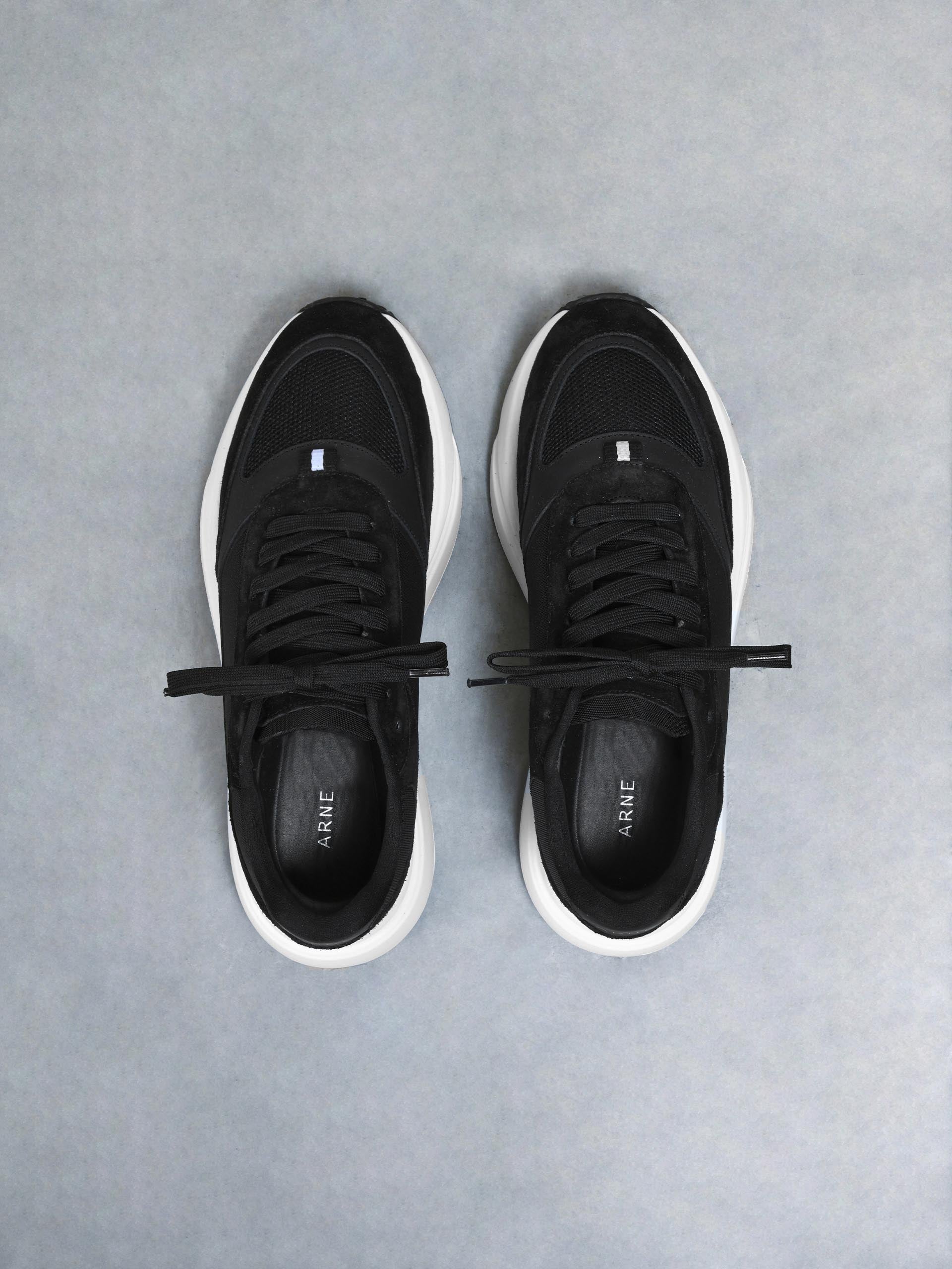 Mens Technical Runner in Black