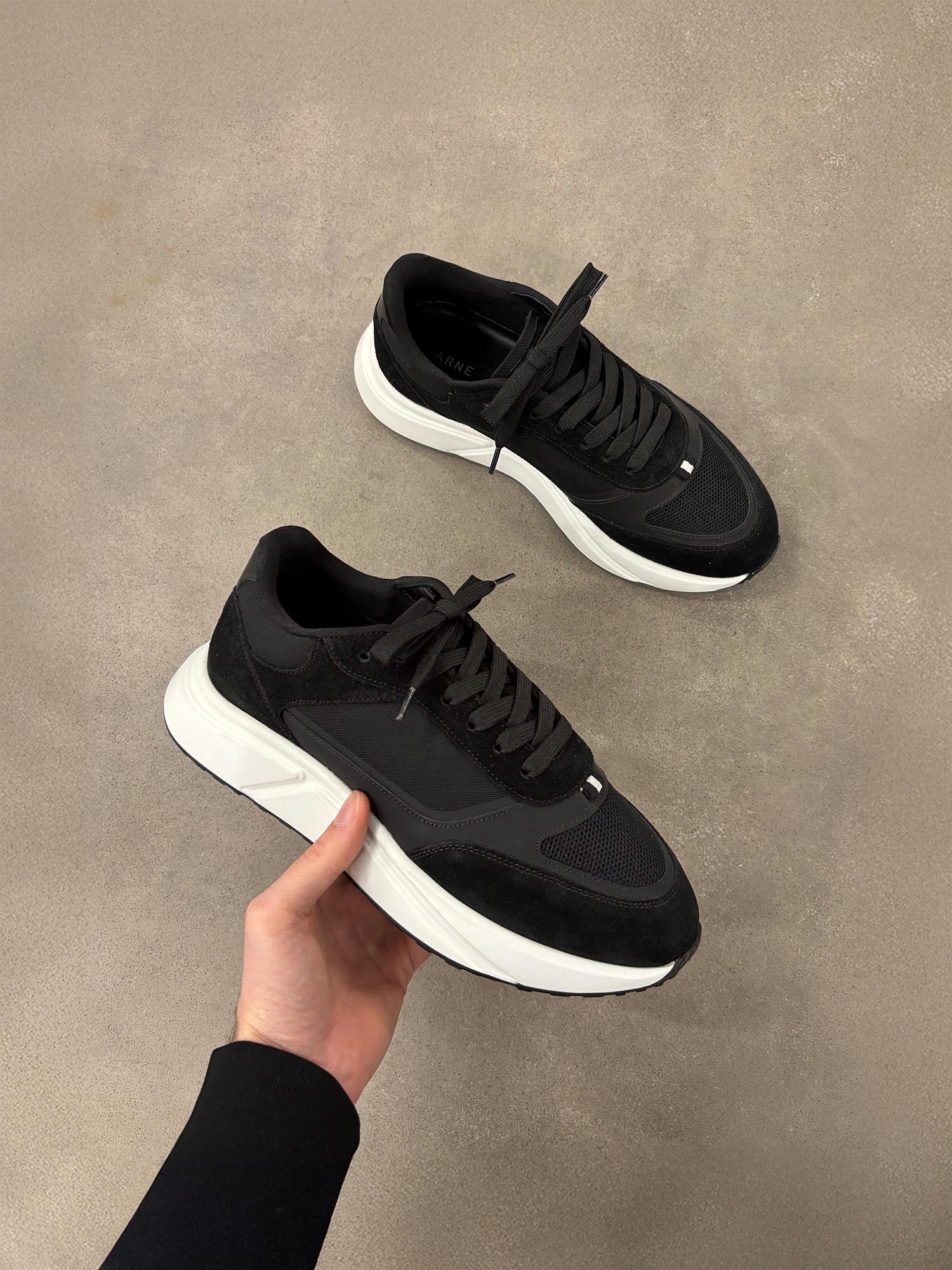 Mens Technical Runner in Black