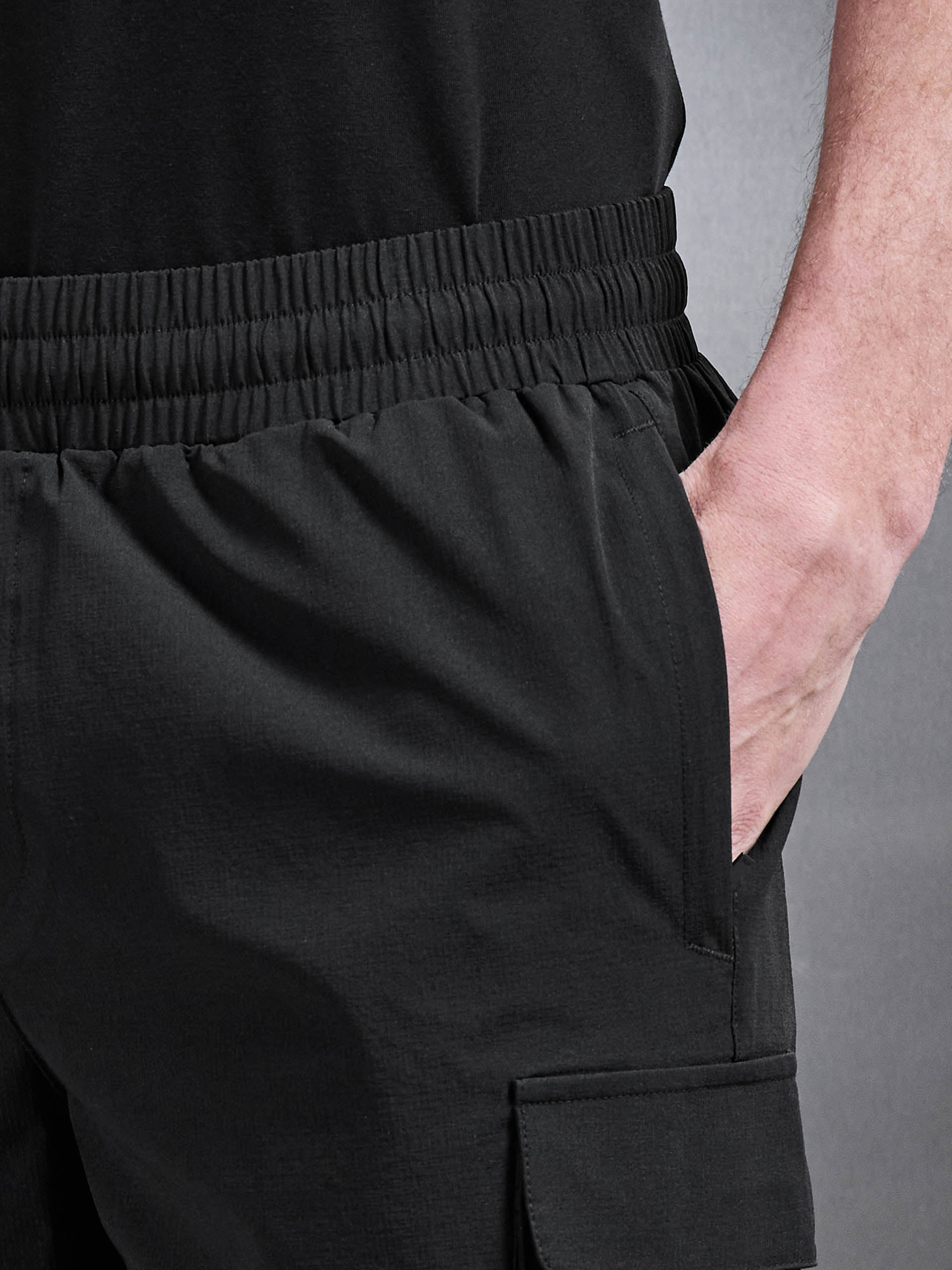 Mens Utility Cargo Short in Black