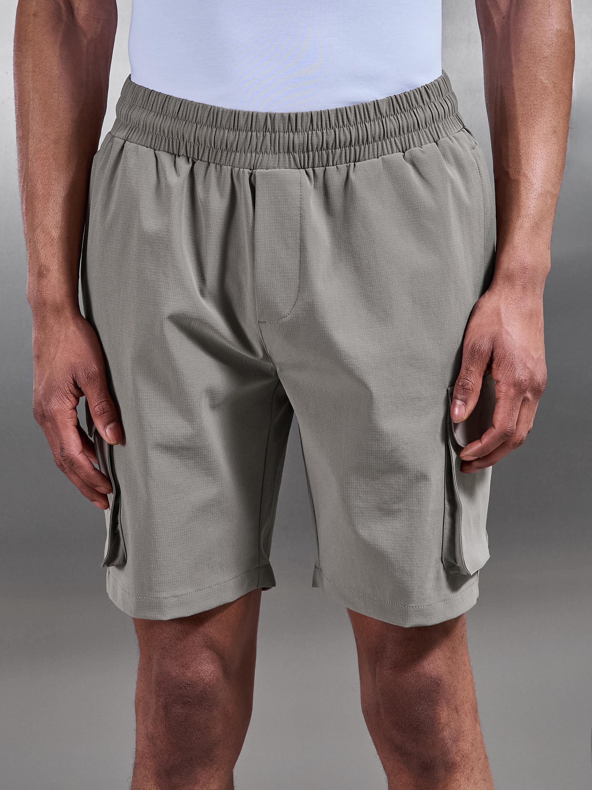 Mens Utility Cargo Short in Olive