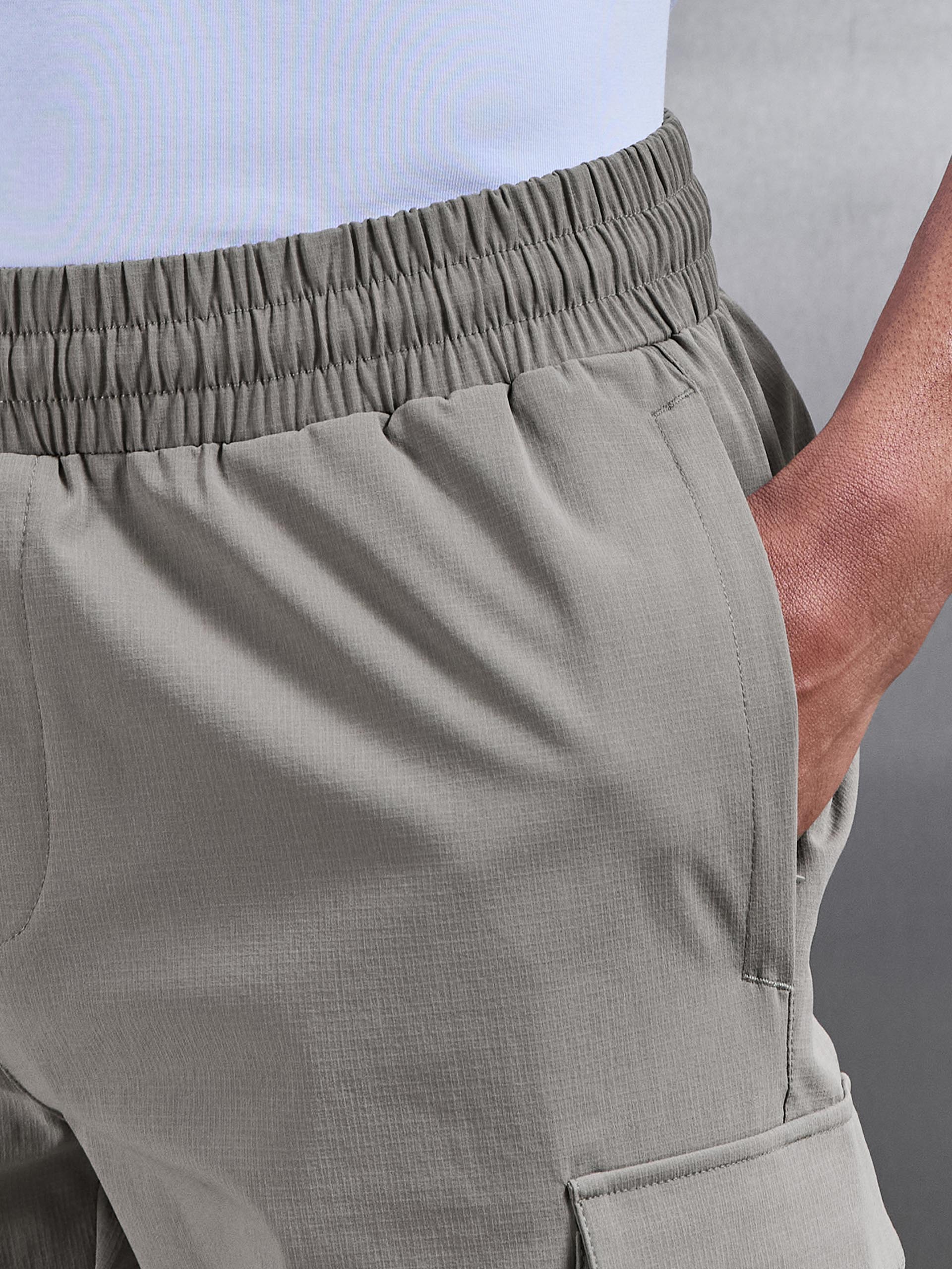 Mens Utility Cargo Short in Olive