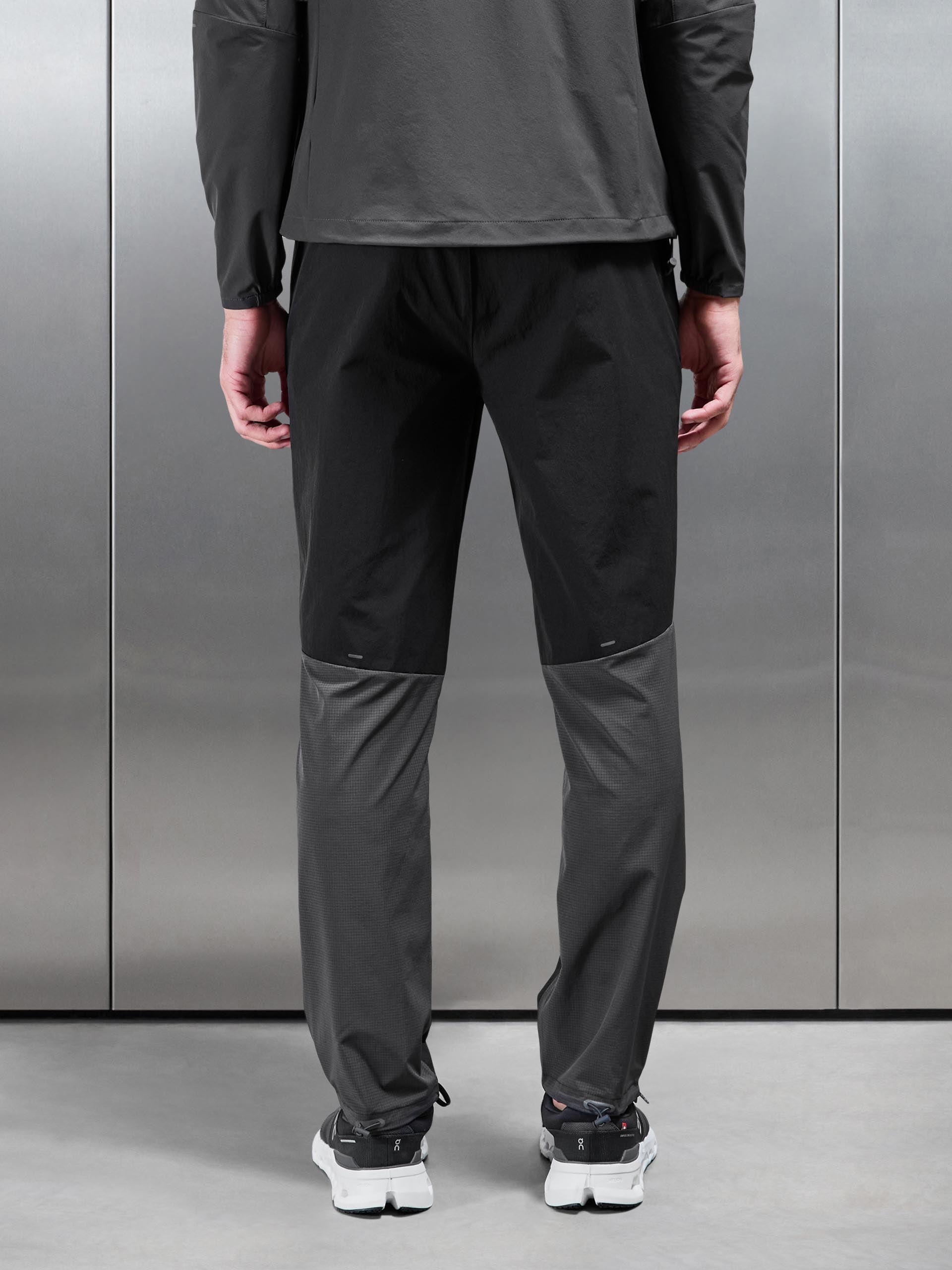 Mens Utility Trail Trackpant in Black
