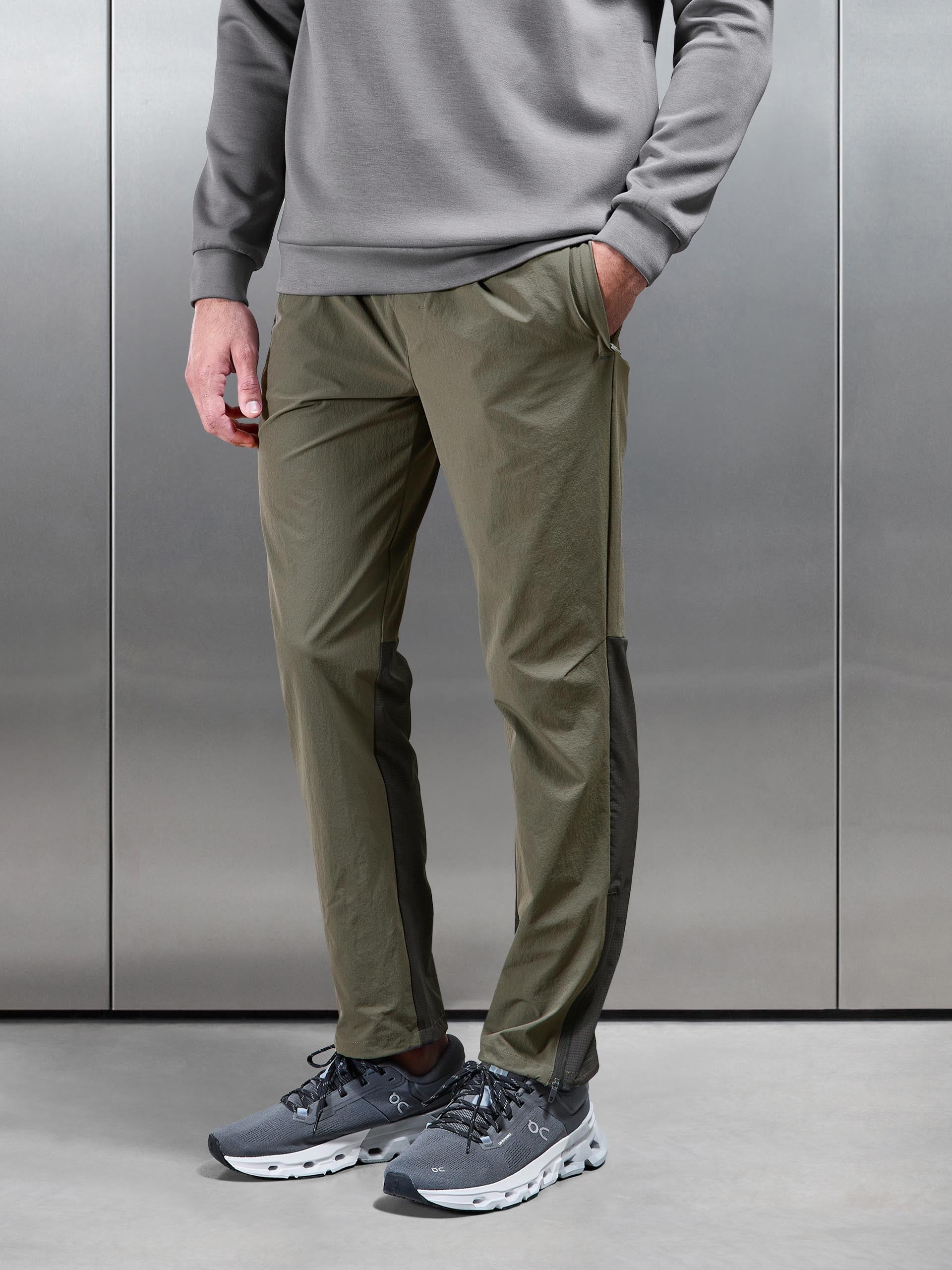 Mens Utility Trail Trackpant in Olive Grey