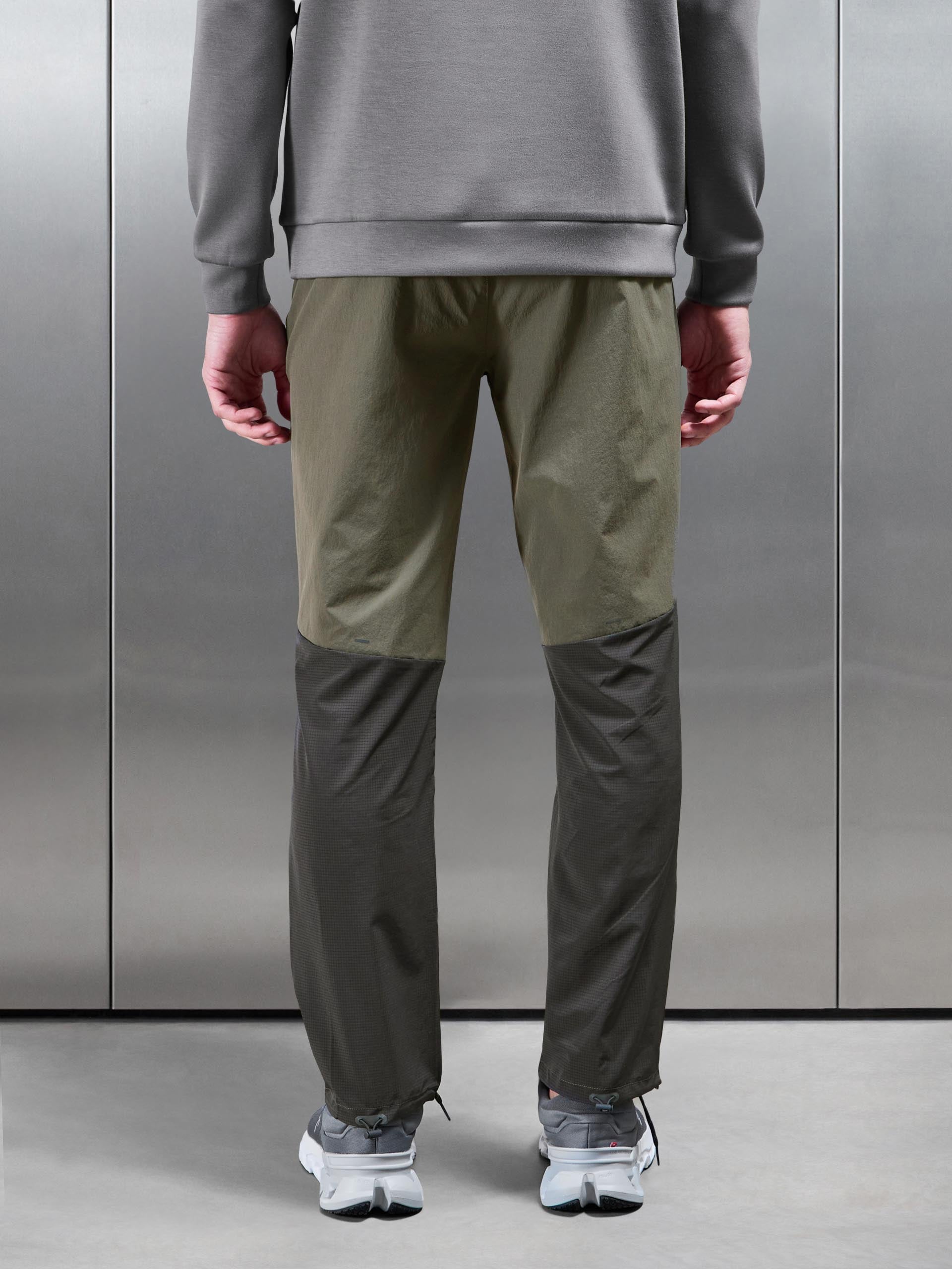 Mens Utility Trail Trackpant in Olive Grey