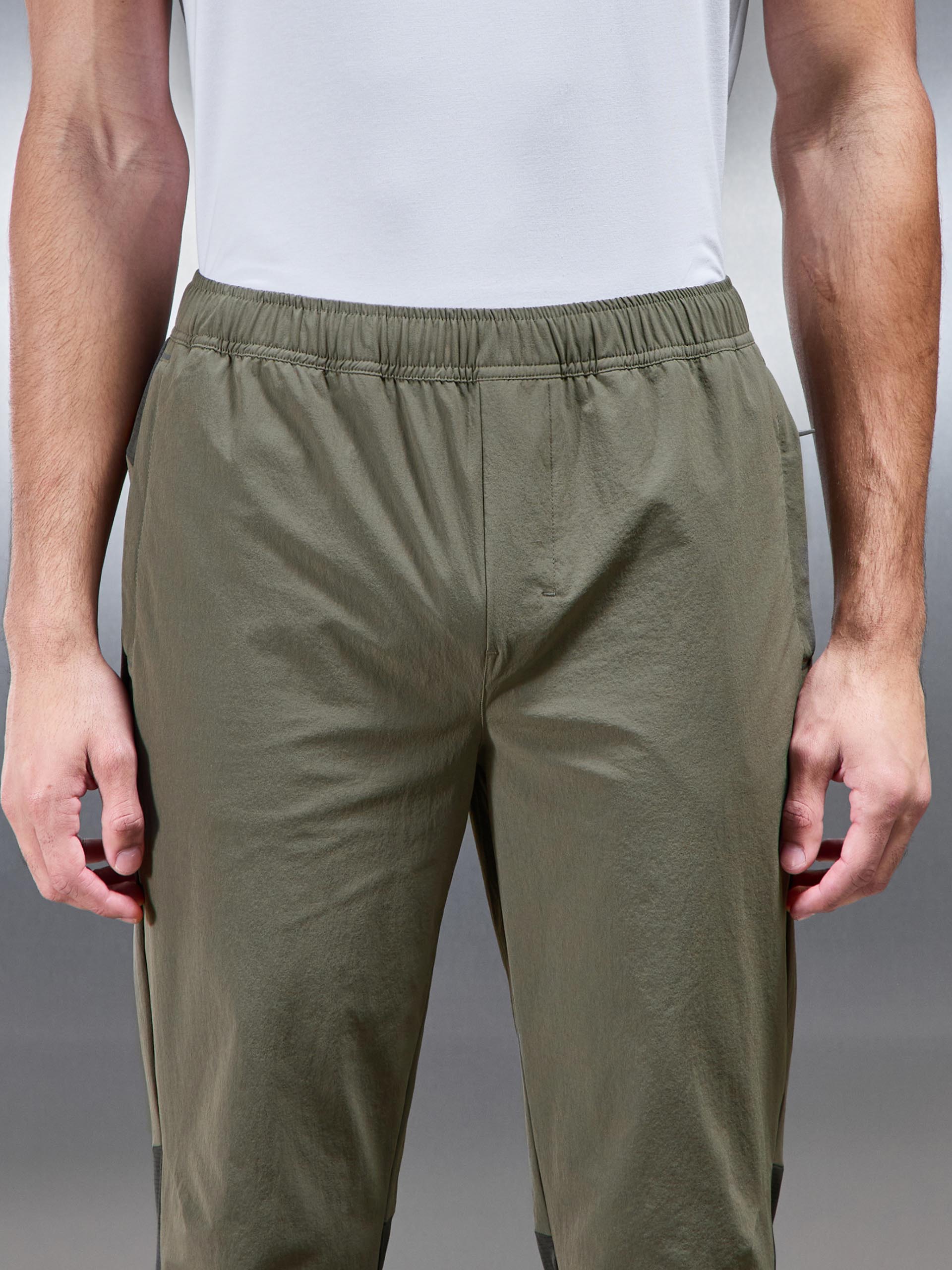 Mens Utility Trail Trackpant in Olive Grey
