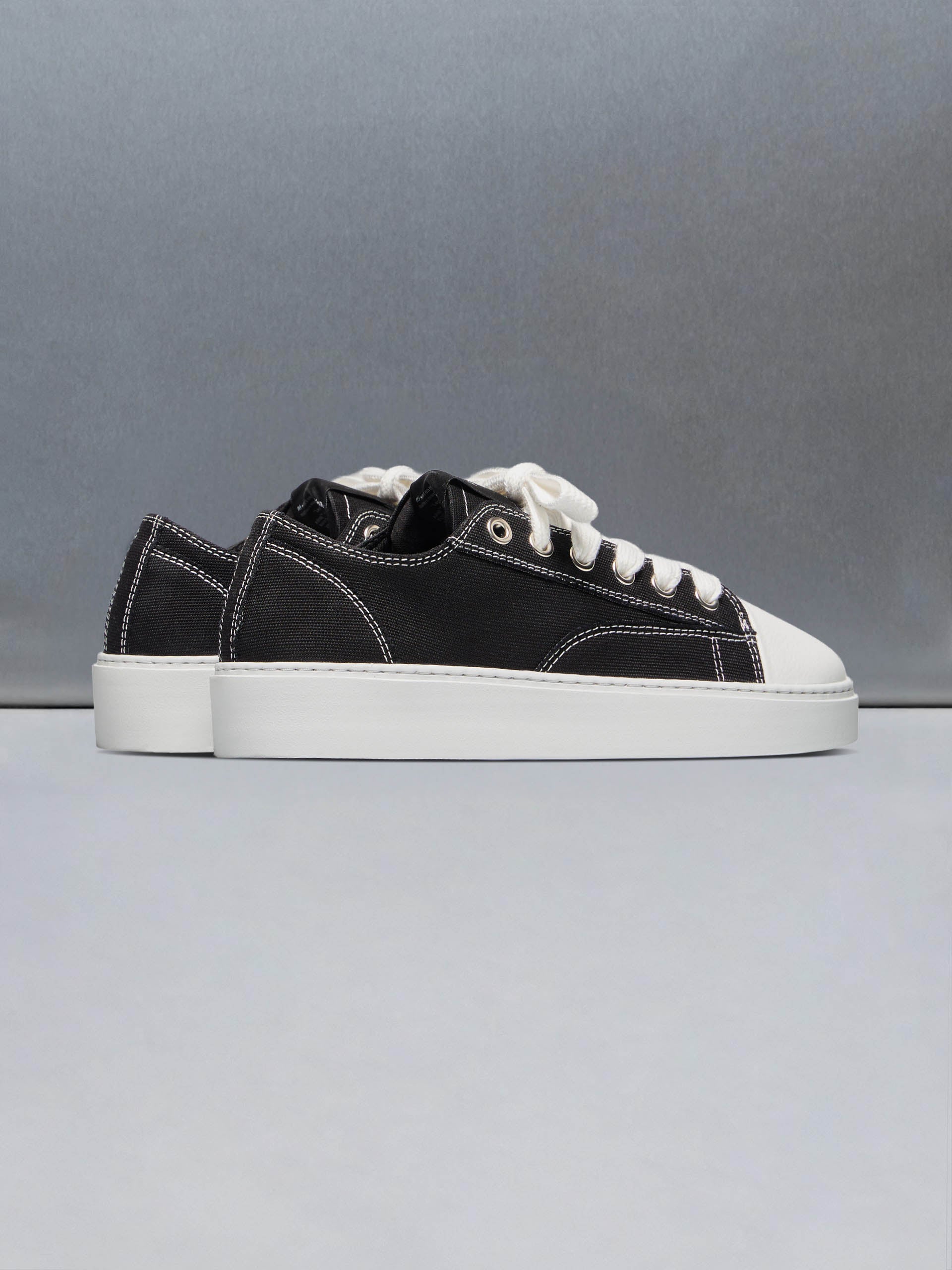 Mid Essential Homerun in Black White