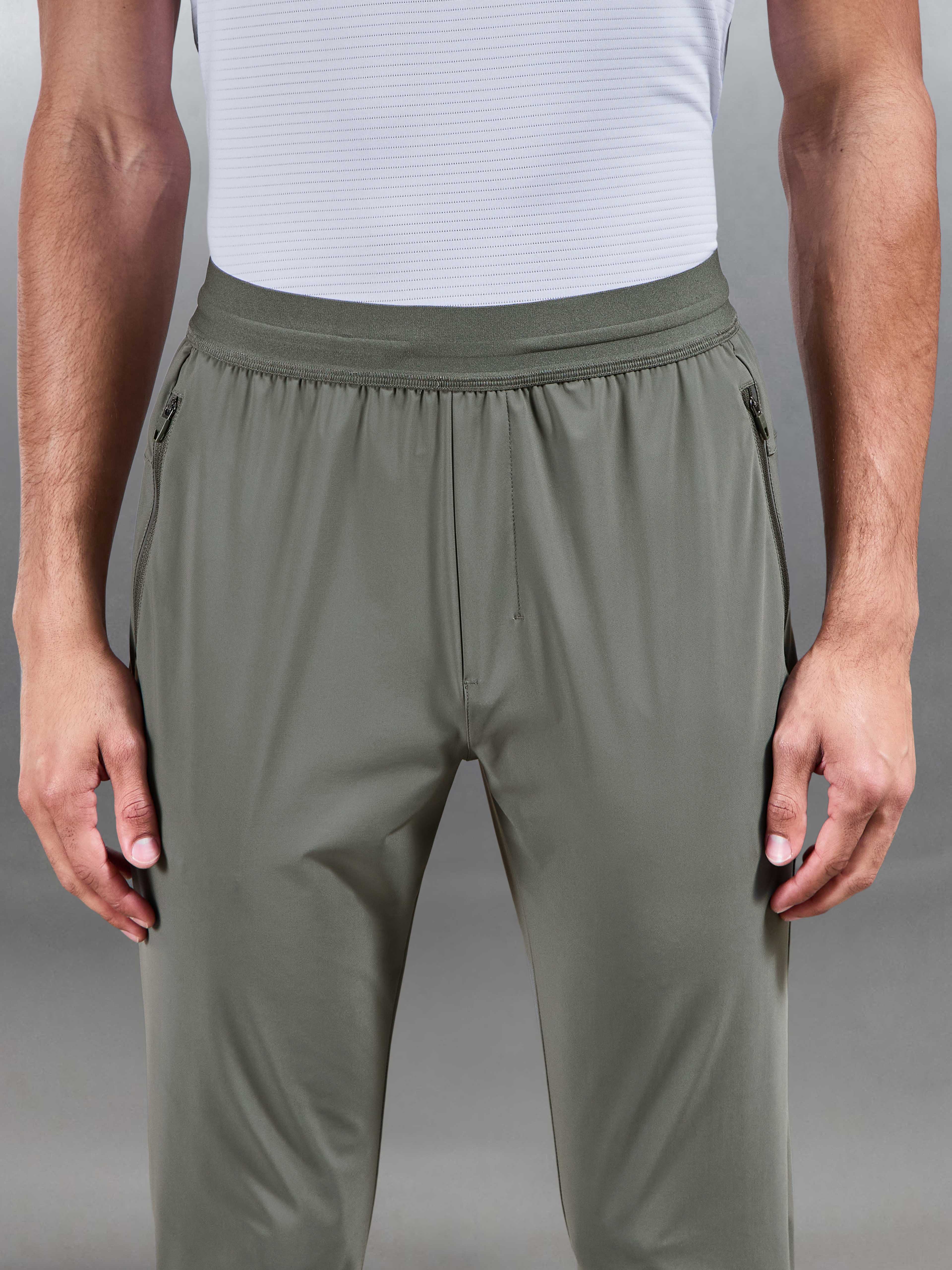 Pace Trackpant in Dark Olive