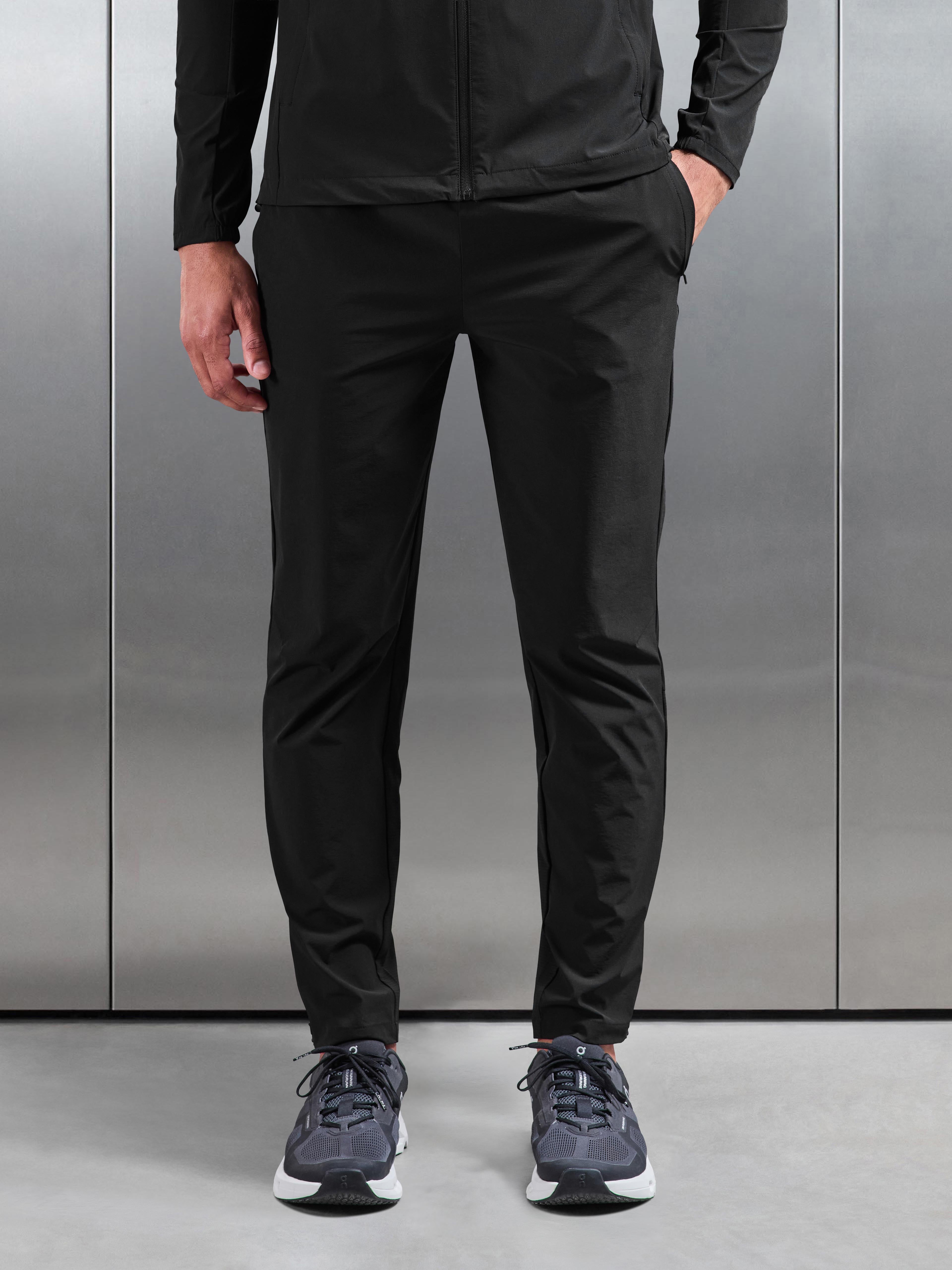 Performance Trackpant in Black