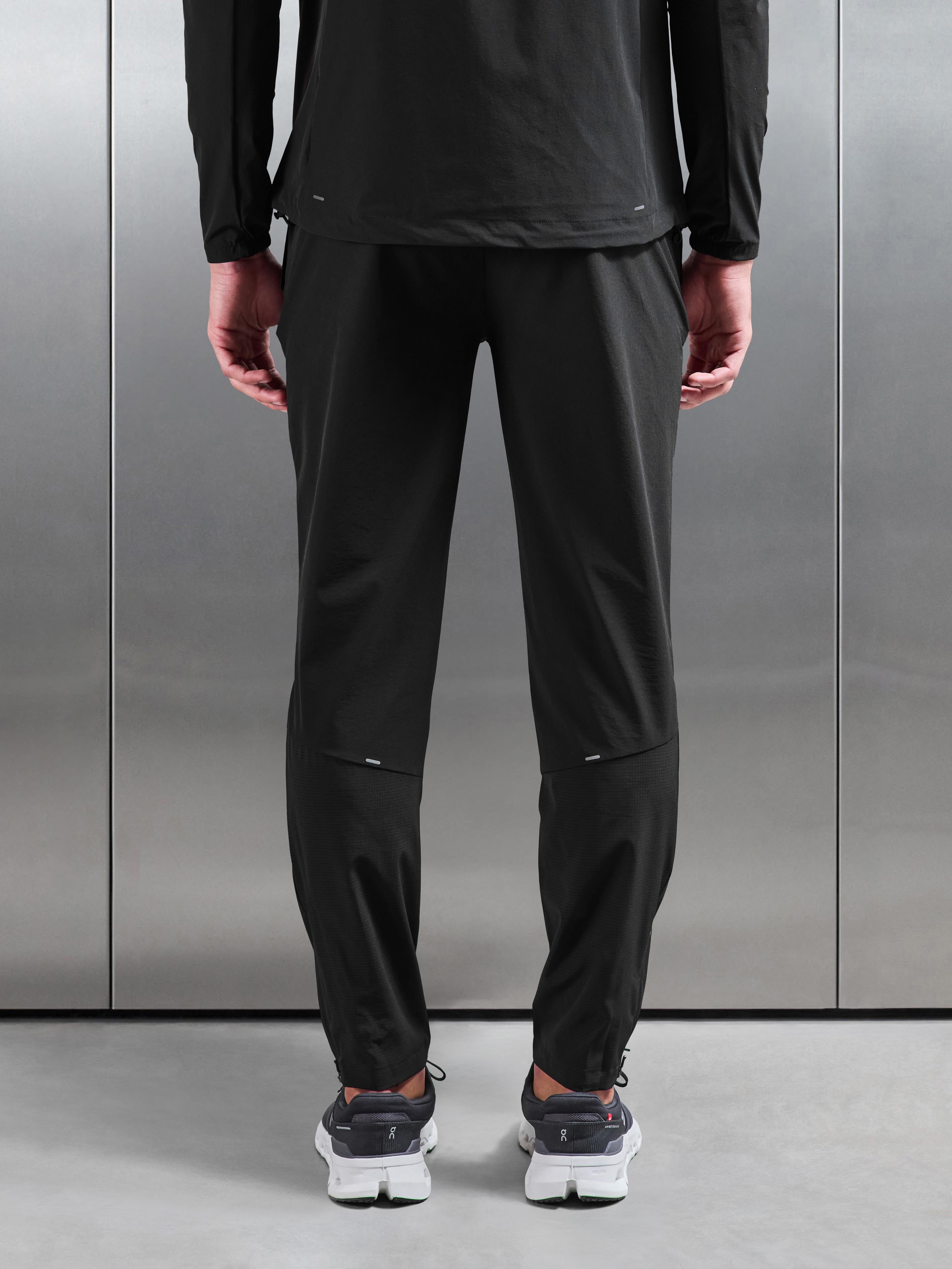 Performance Trackpant in Black