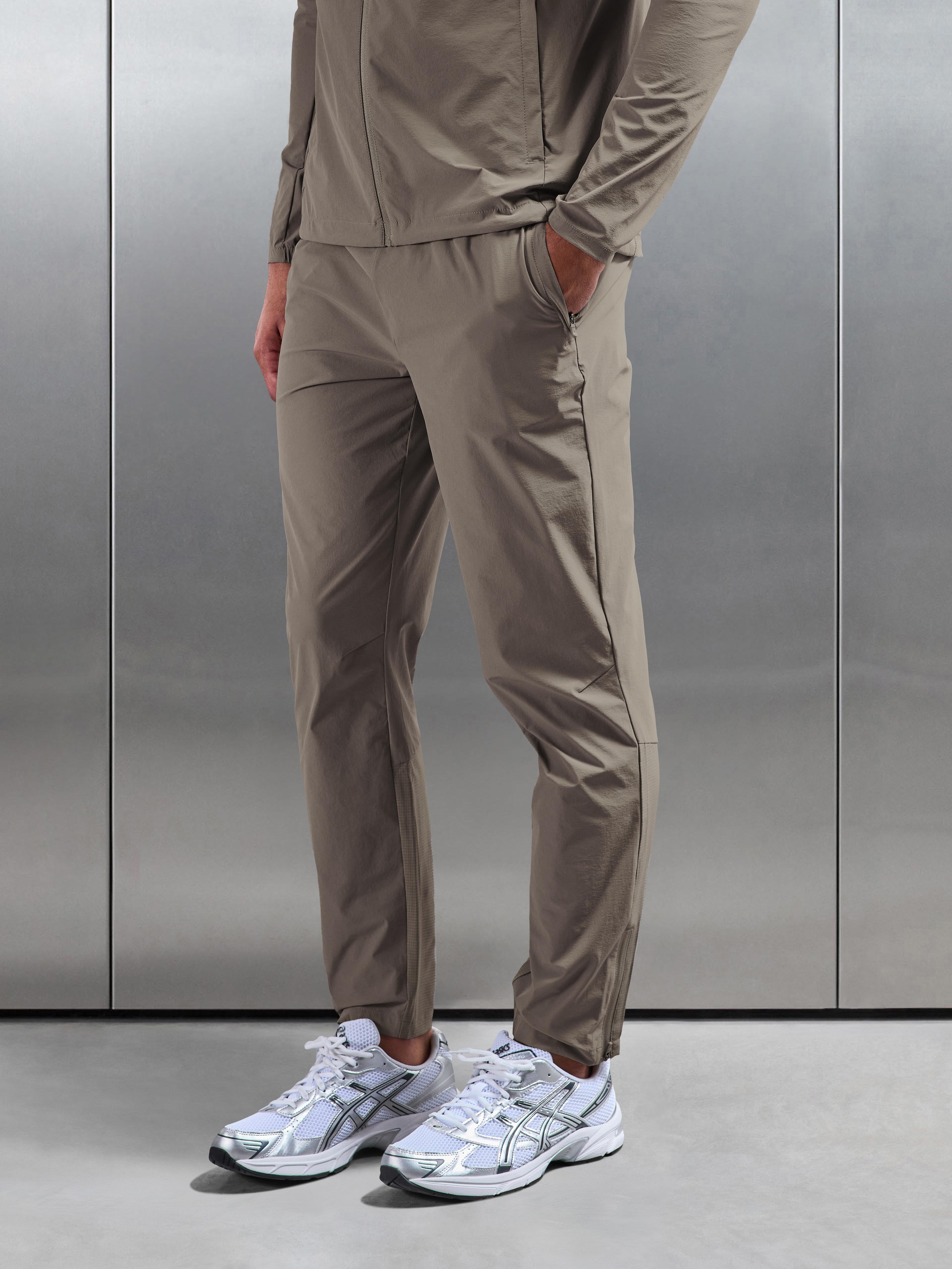 Performance Trackpant in Taupe