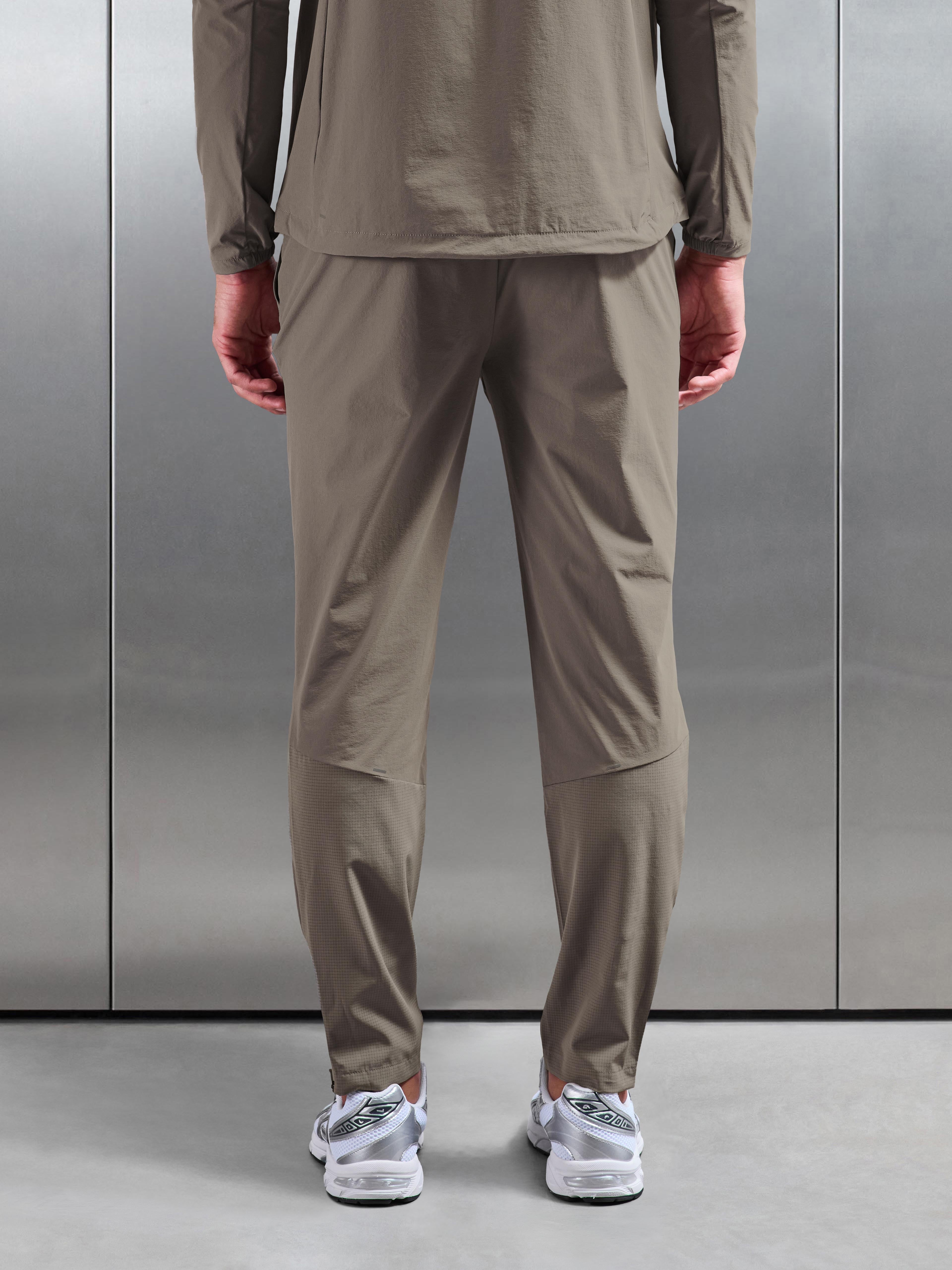 Performance Trackpant in Taupe