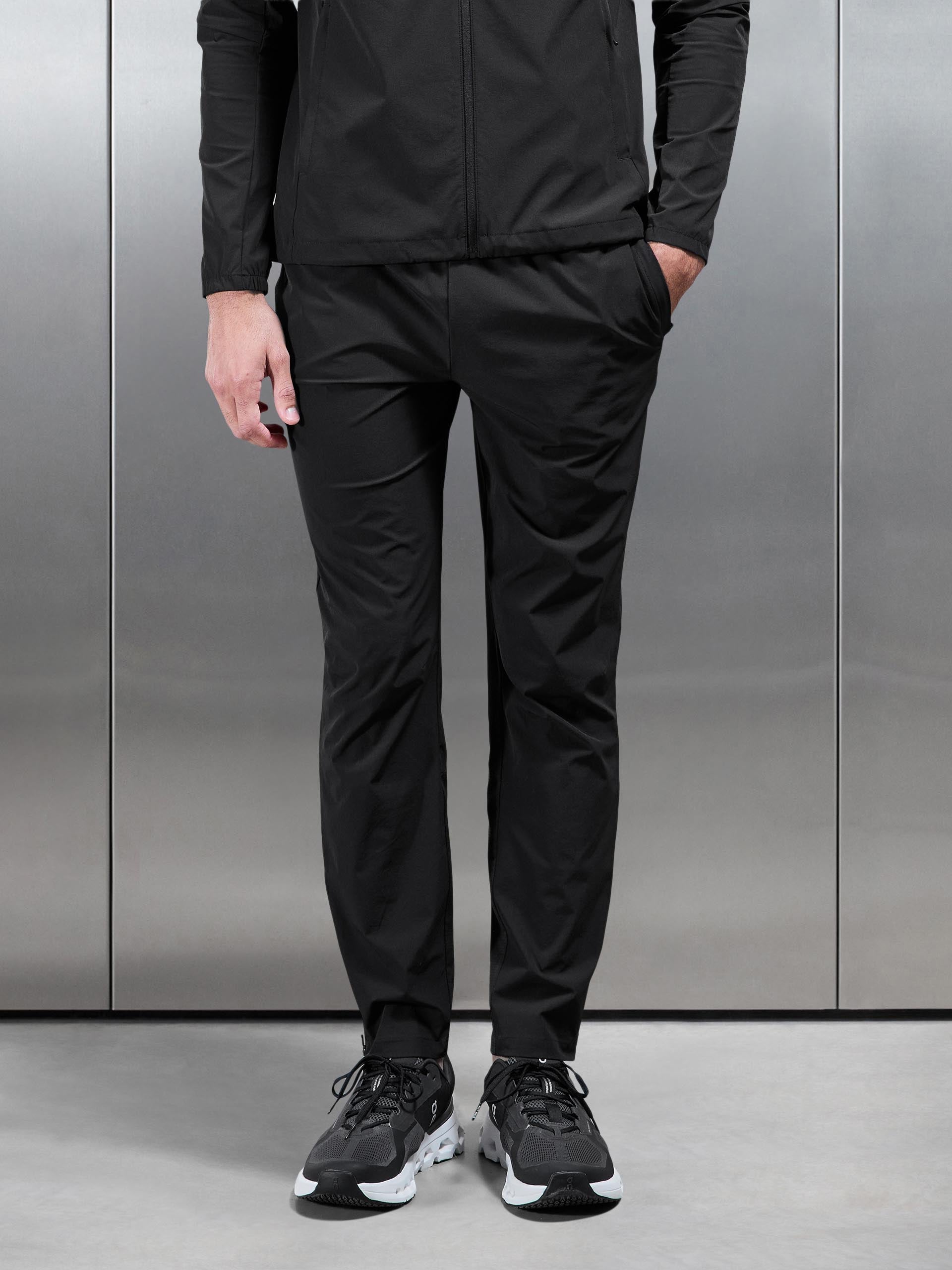 Performance Trackpant in Black