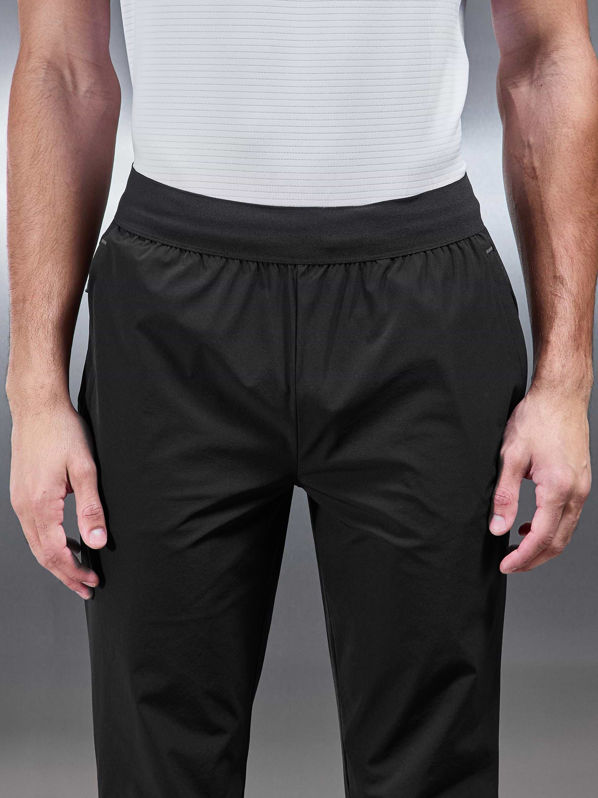 Performance Trackpant in Black