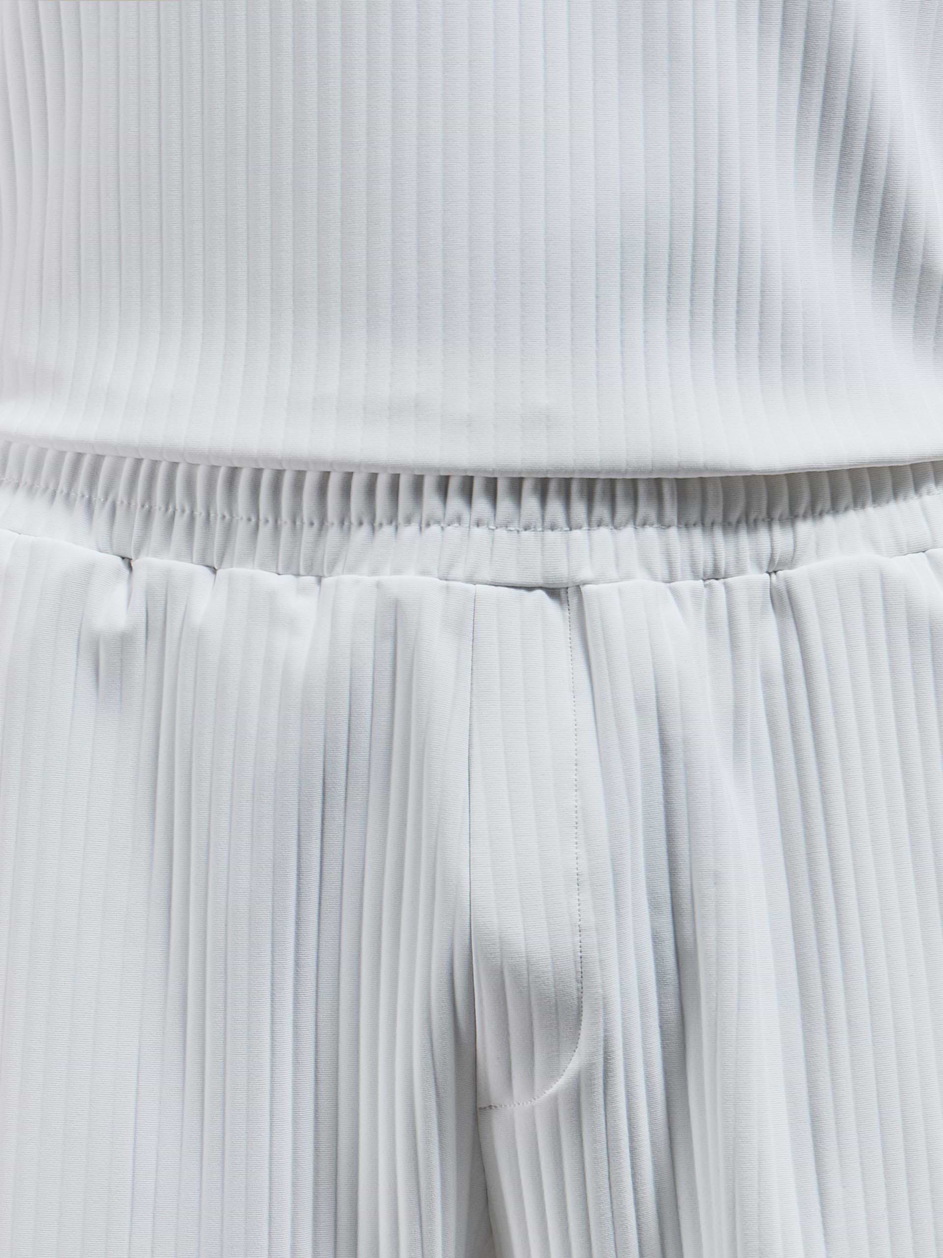 Relaxed Fit Pleated Short in Off White