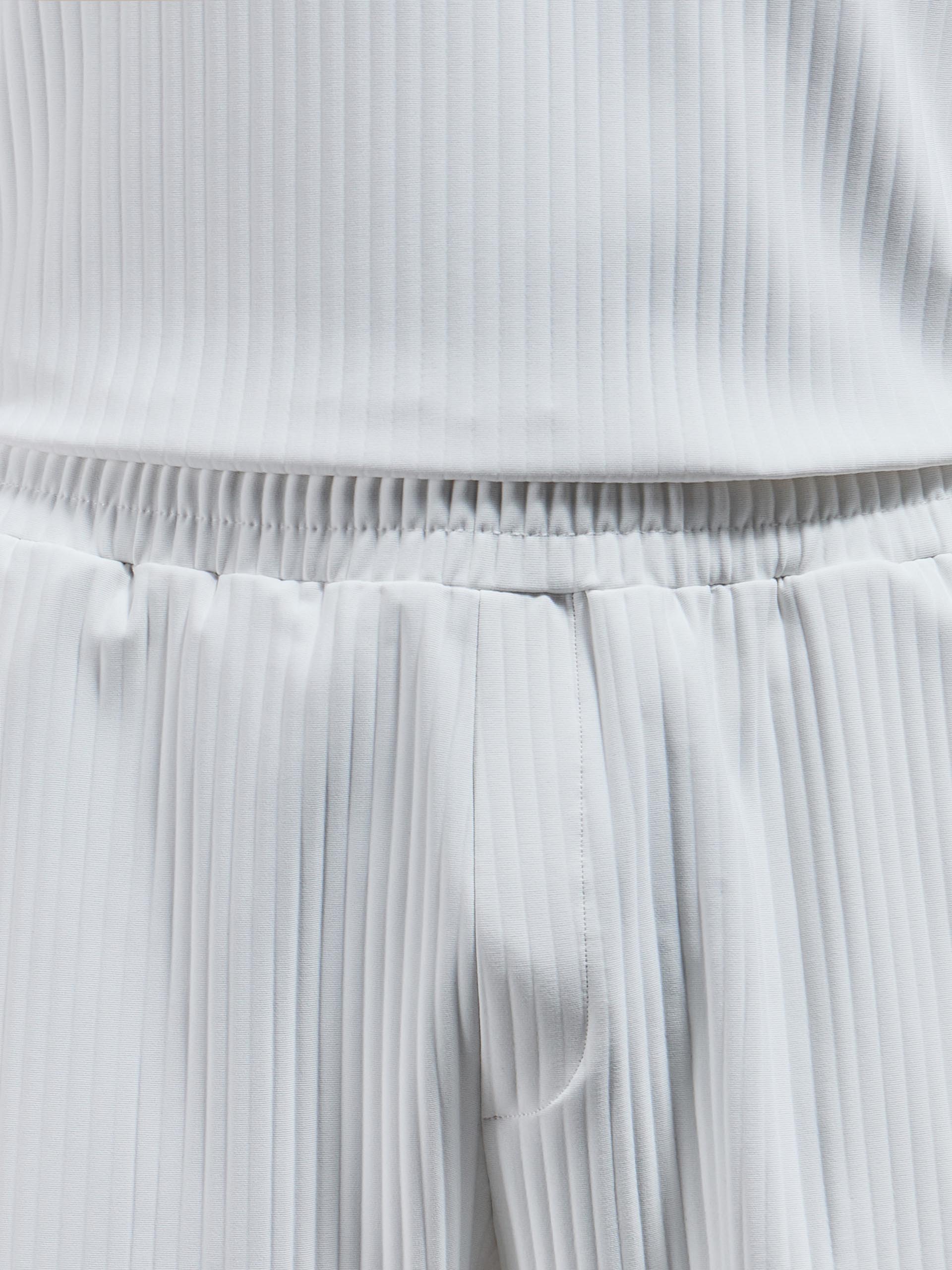 Relaxed Fit Pleated Short in Off White
