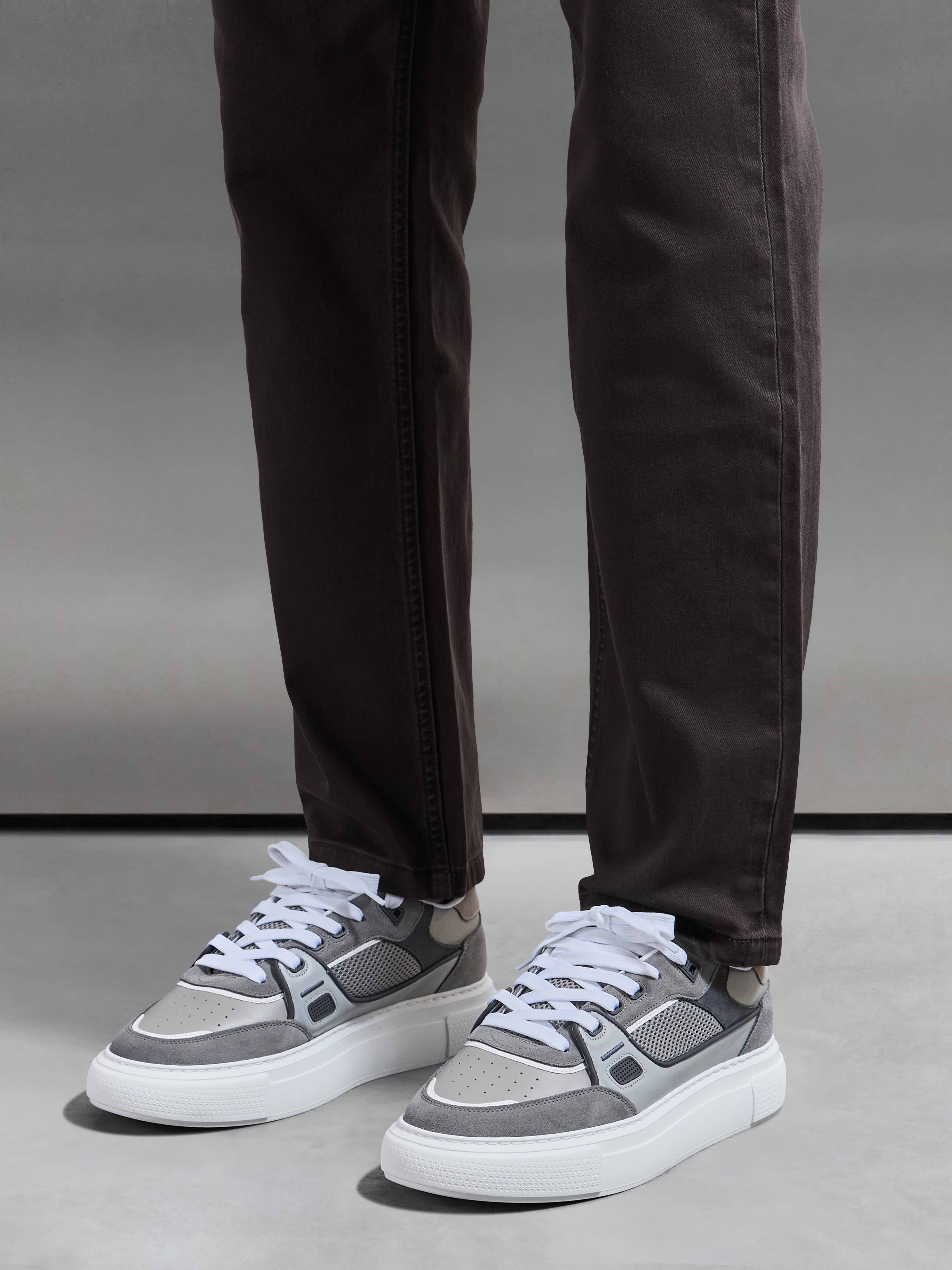 Straight Leg Denim Jeans in Solid Brown