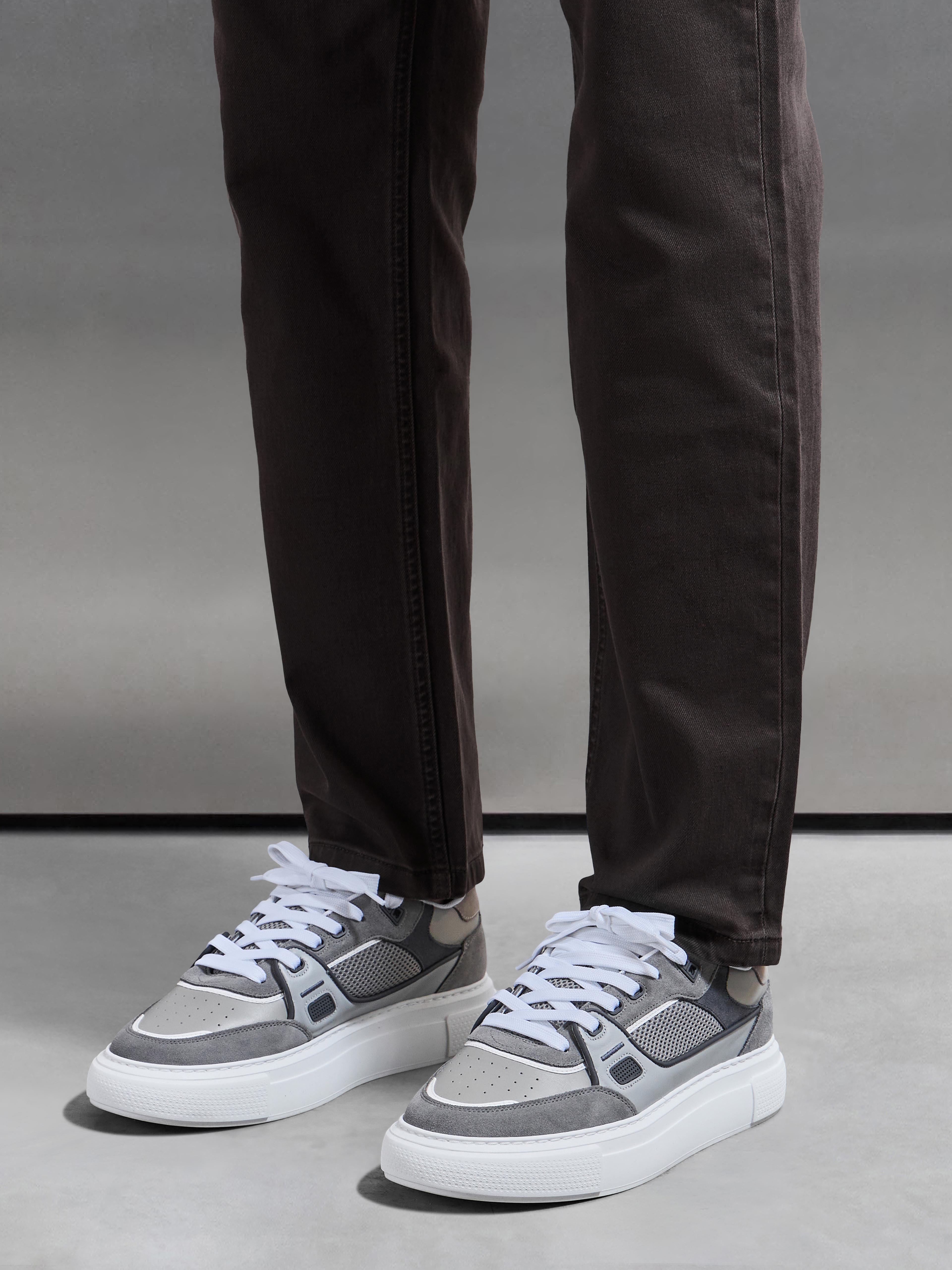 Straight Leg Denim Jeans in Solid Brown
