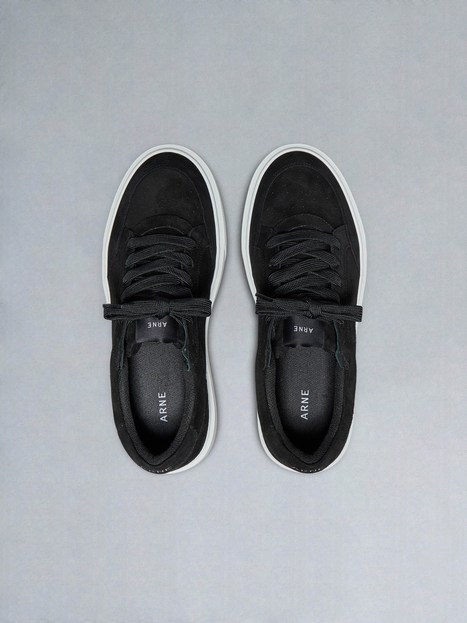 Suede Court 2.0 Trainer in Black
