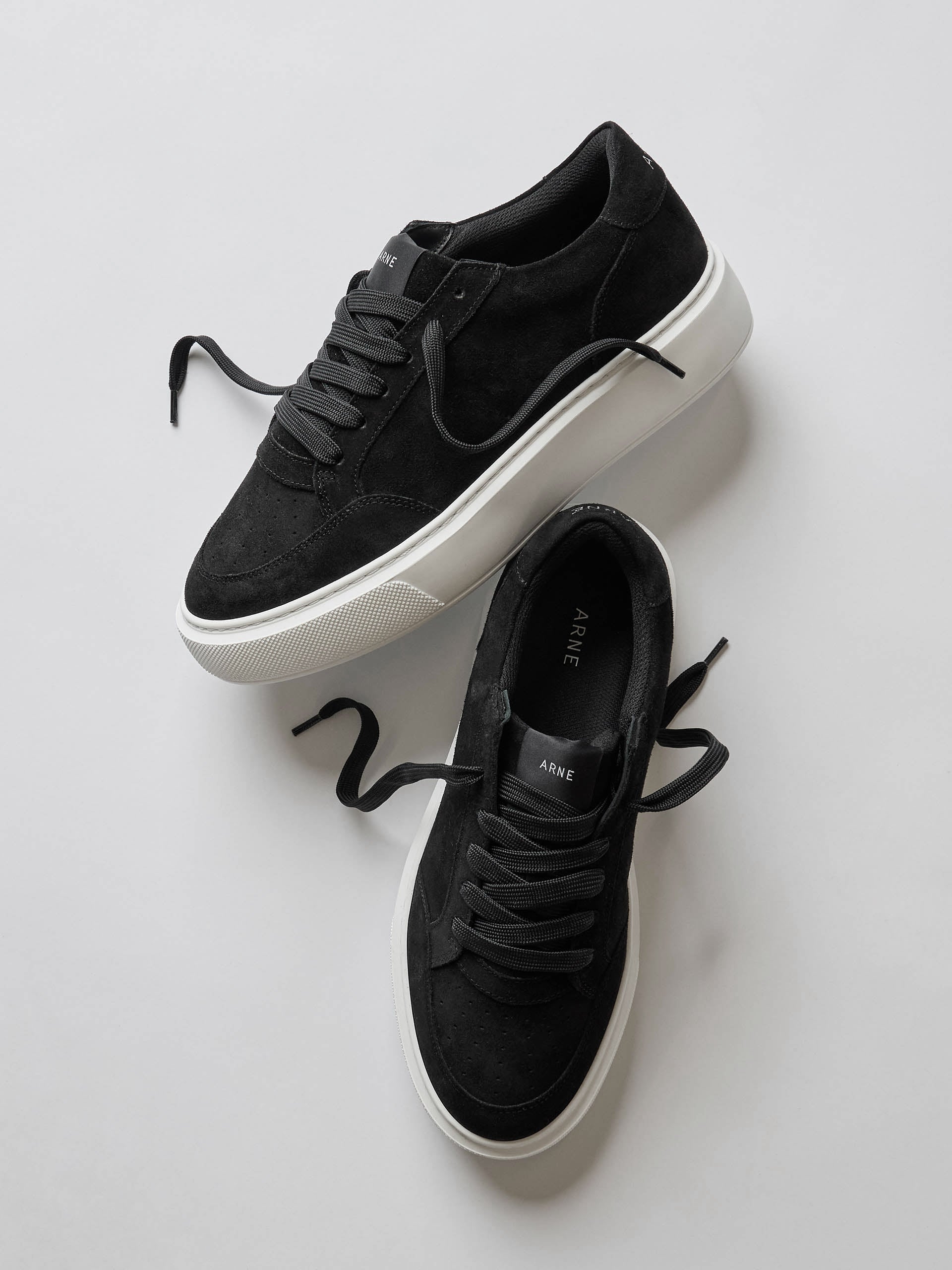 Suede Court 2.0 Trainer in Black