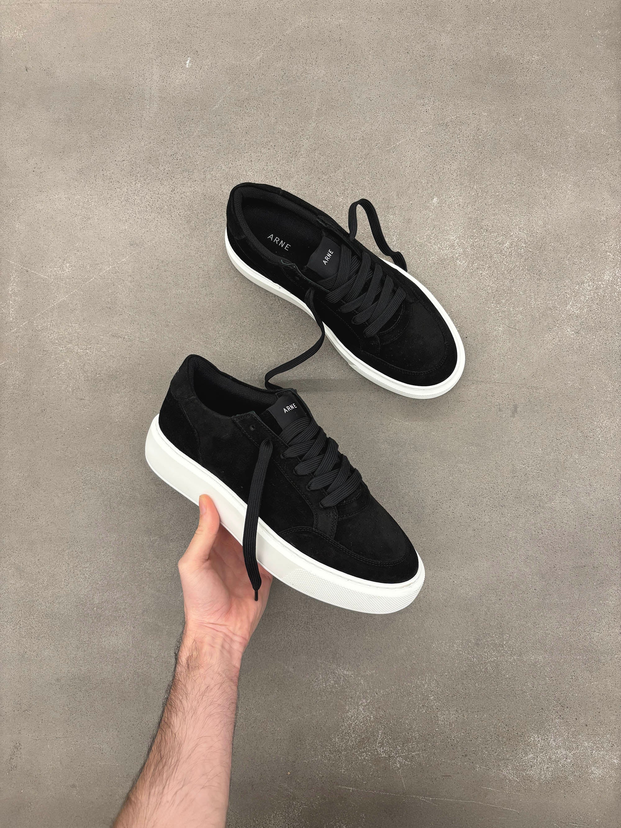 Suede Court 2.0 Trainer in Black