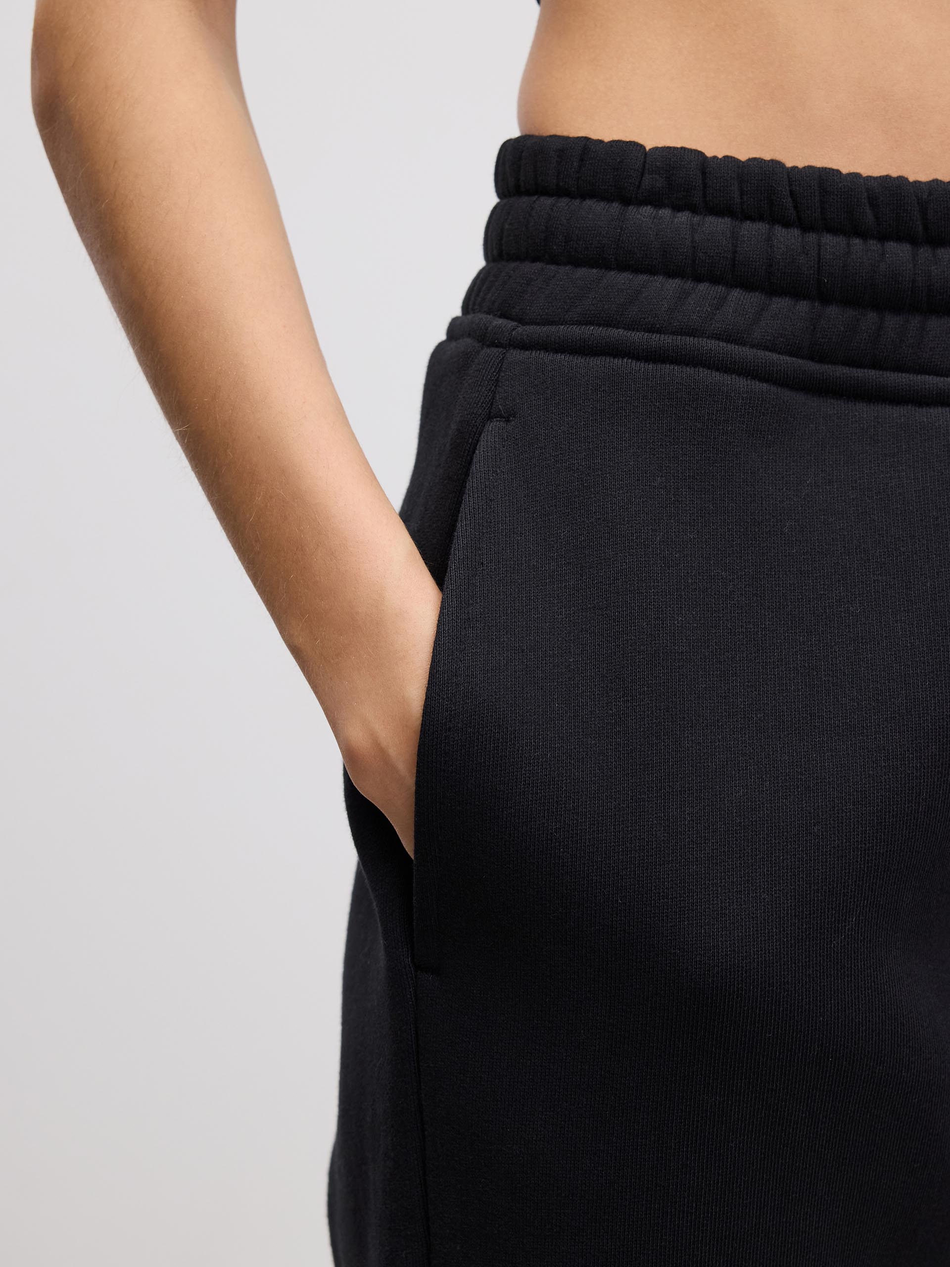 Womens Relaxed Cuffed Jogger in Black