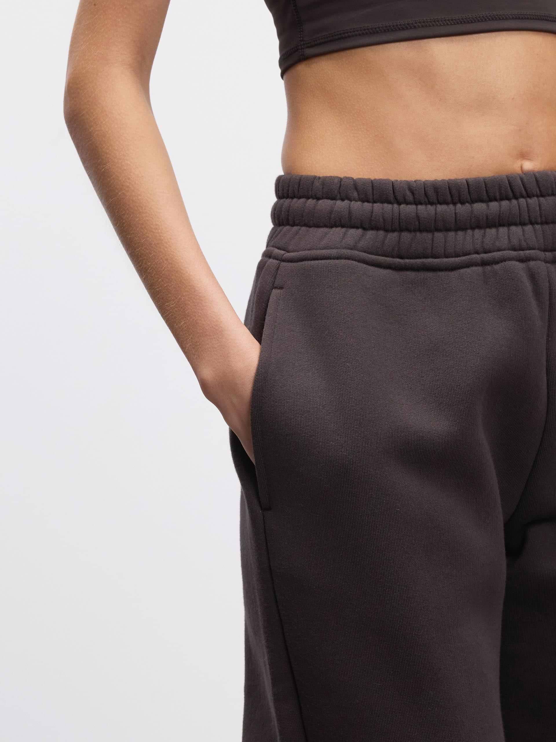 Womens Relaxed Cuffed Jogger in Brown